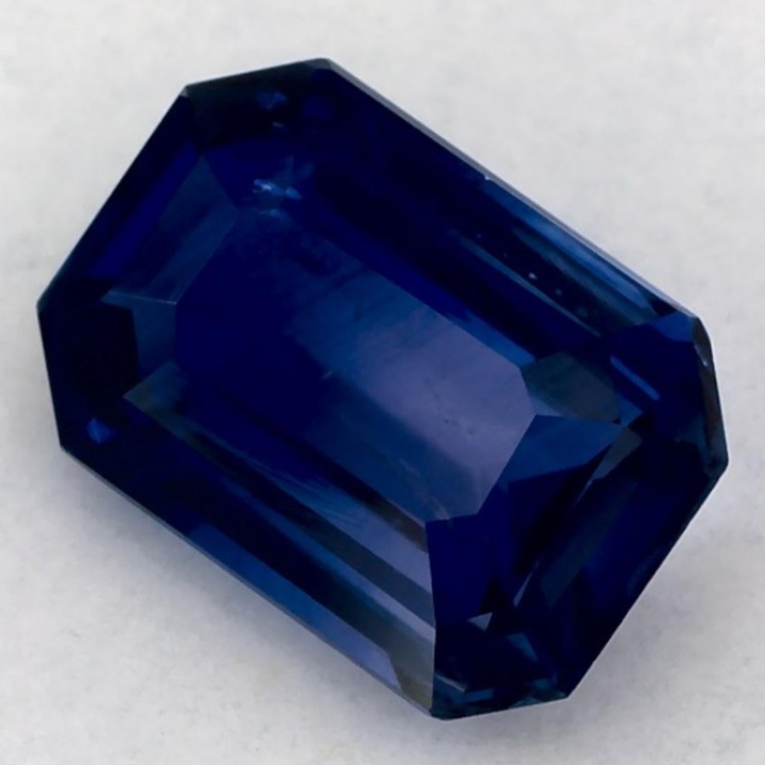 Questo zaffiro blu naturale offre eleganza e raffinatezza. Con la sua ricca saturazione del colore e il taglio preciso, è il centro perfetto per un anello di fidanzamento o per un design di gioielli di lusso.

Questo zaffiro proviene dallo Sri Lanka