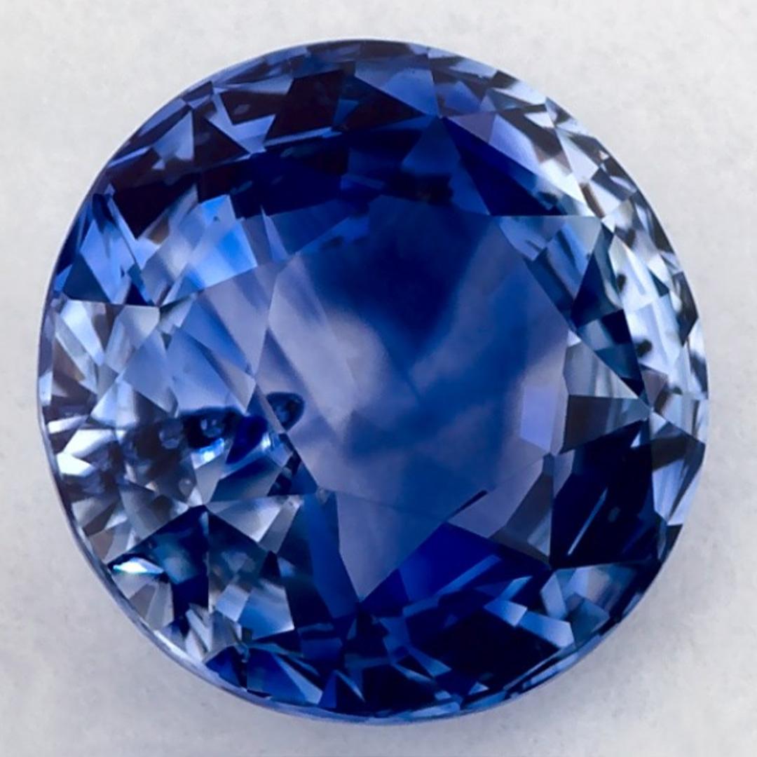 Dieser natürliche blaue Saphir bietet Eleganz und Raffinesse. Mit seiner satten Farbsättigung und seinem präzisen Schliff ist er der perfekte Mittelpunkt für einen Verlobungsring oder ein luxuriöses Schmuckdesign.

Dieser Saphir stammt aus Sri Lanka