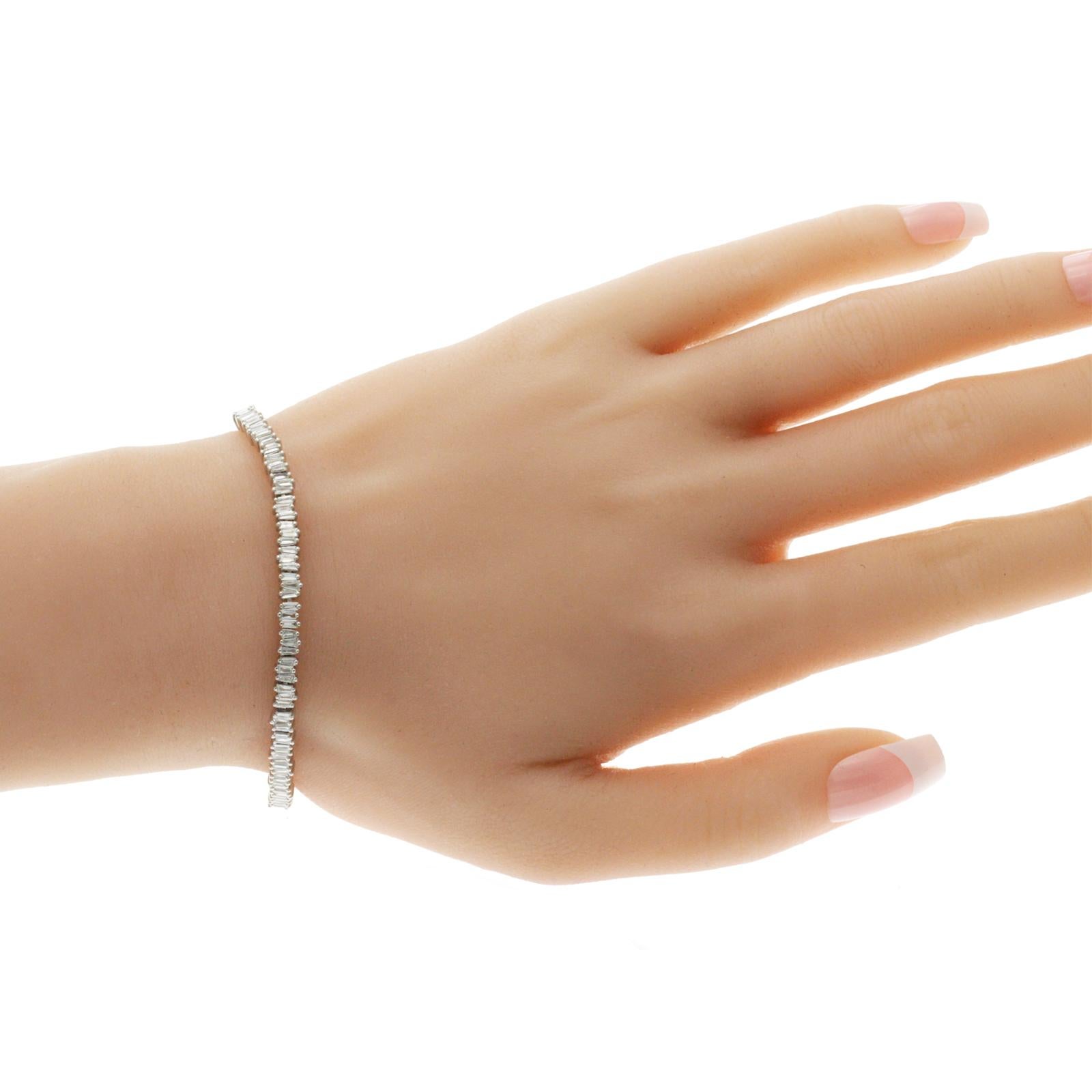100% auténtico, 100% satisfacción del cliente

Longitud llevable: 7

Anchura: 4 mm

Metal: Oro blanco de 14 quilates

Peso total: 11,5 gramos

Tipo de Piedra: Baguette natural de 2,17 TC 

Estado: Nuevo

Precio estimado: 6500

Número de inventario: