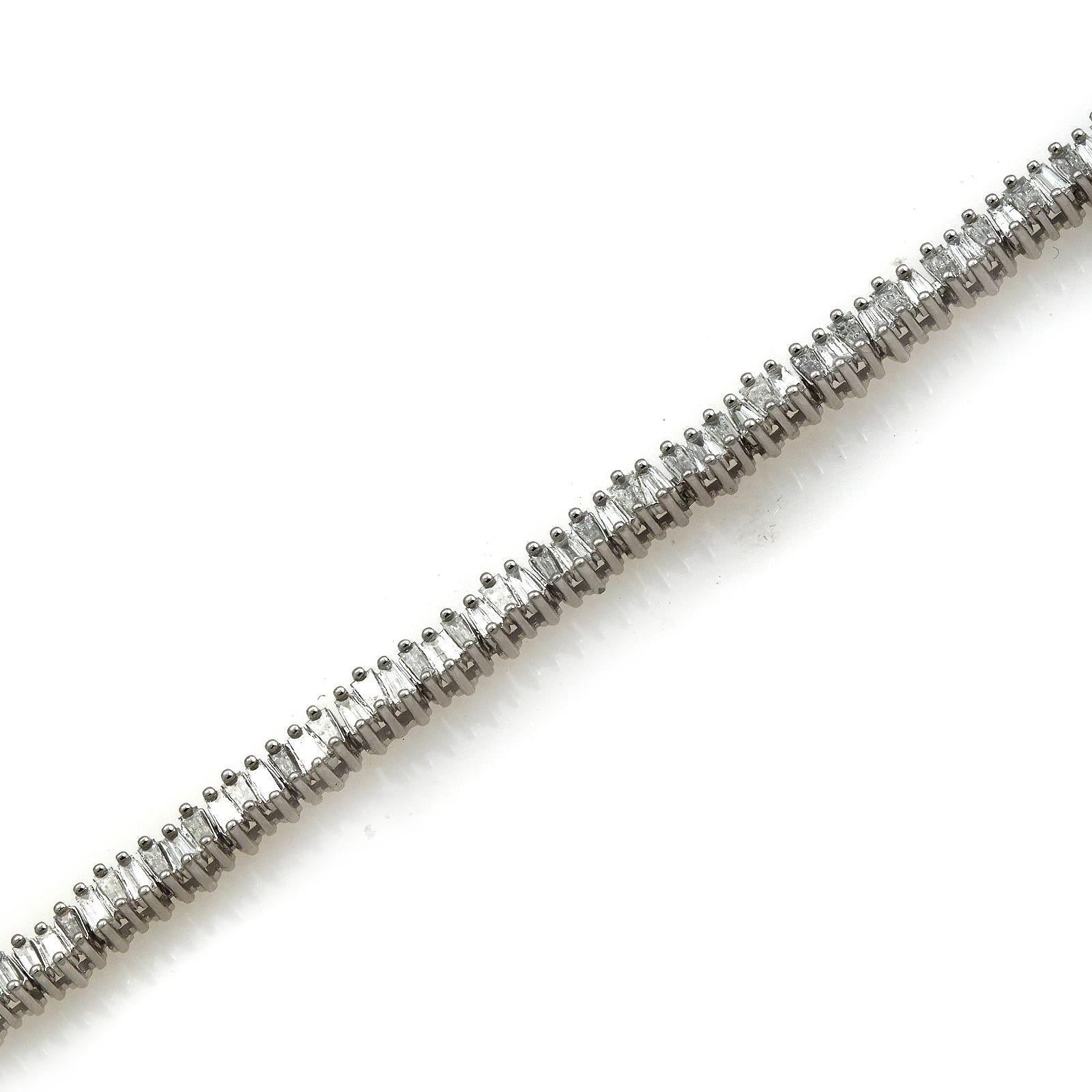 Pulsera Zig Zag de Oro Blanco de 18 Quilates y Baguette Natural de 2,17 Quilates Corte baguette en venta