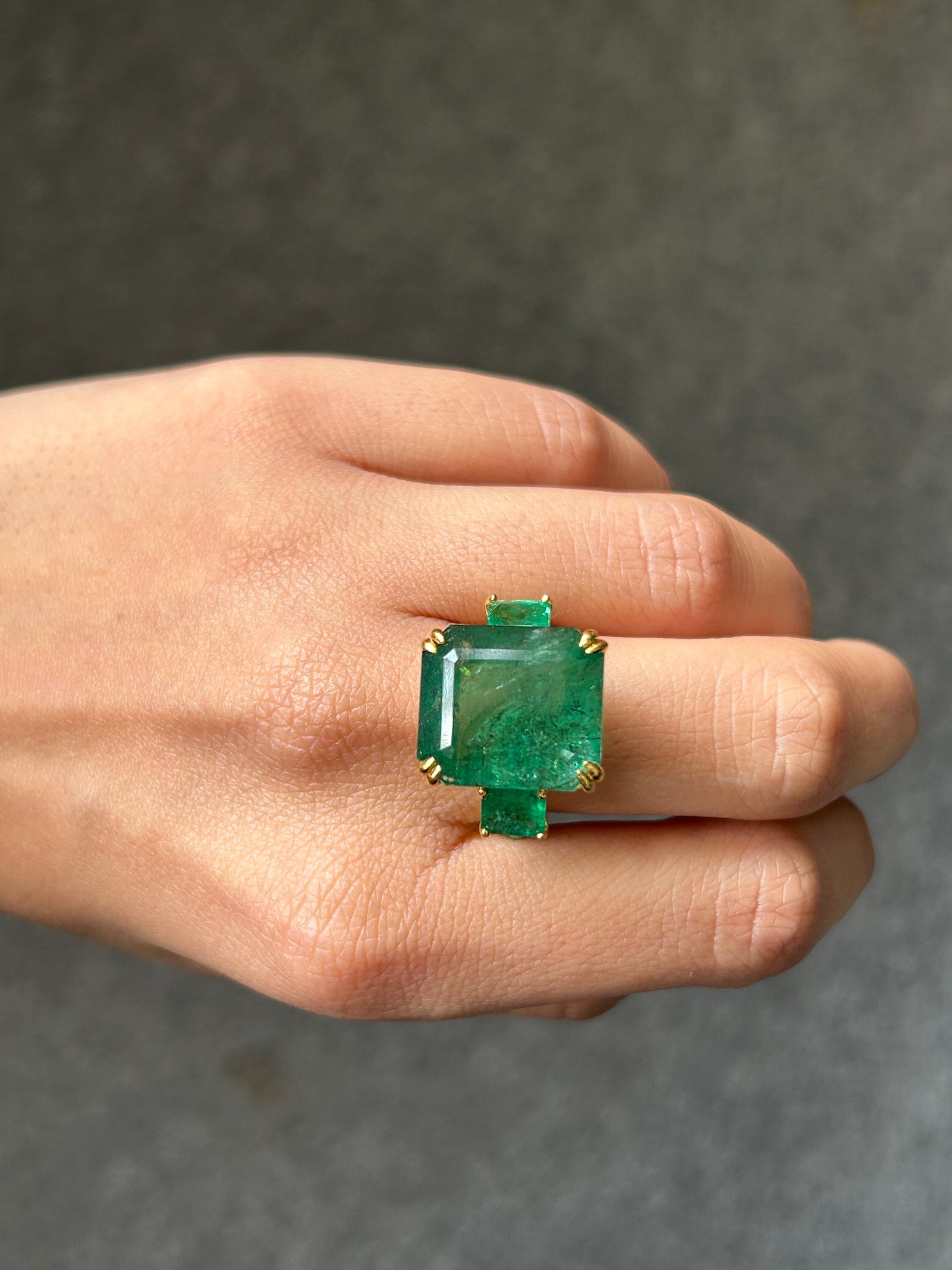 21.70 Carat Emerald and Enamel Three Stone Cocktail Ring in 18K Gold In New Condition For Sale In Bangkok, Thailand