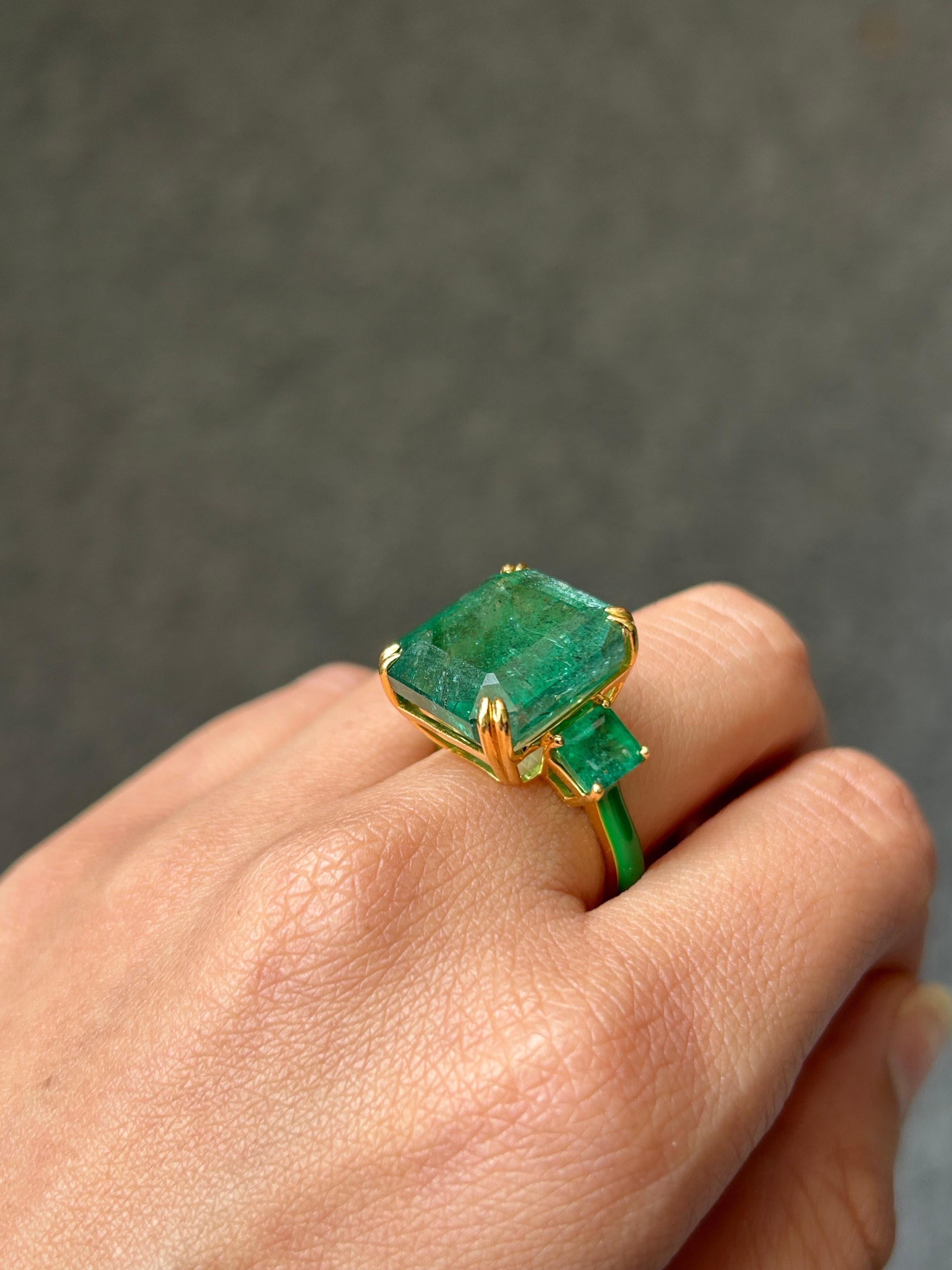 Women's 21.70 Carat Emerald and Enamel Three Stone Cocktail Ring in 18K Gold For Sale