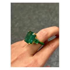 Anello Cocktail con tre pietre di smeraldo e smalto da 21,70 carati in oro 18 carati