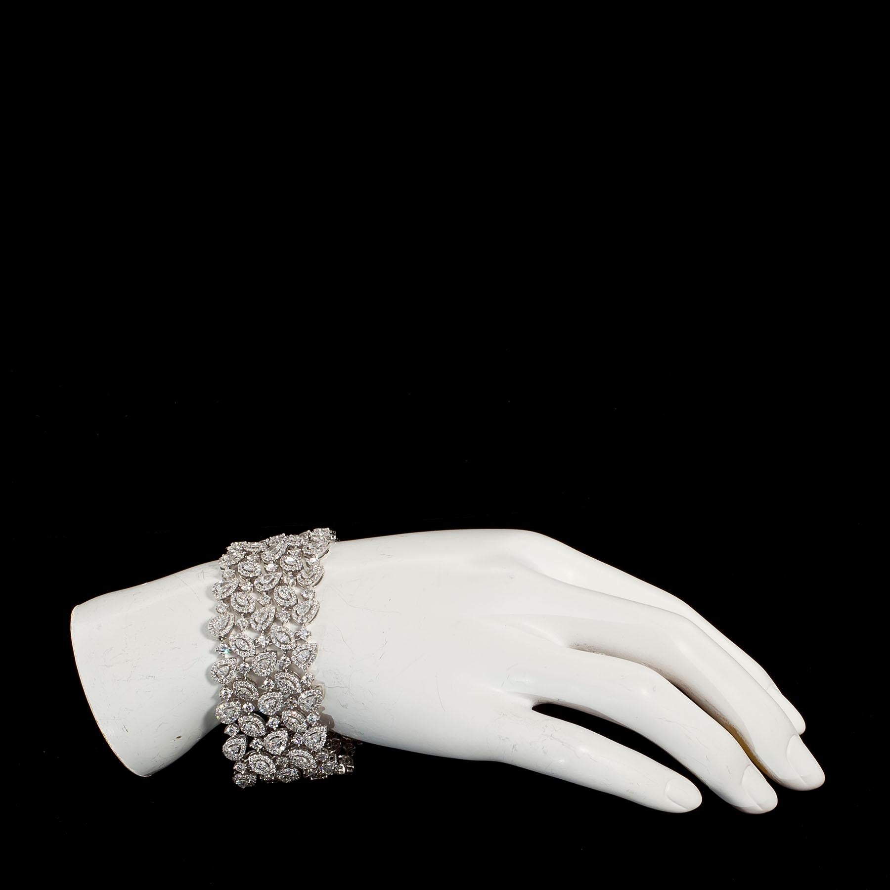 21.71 Karat Birnen- und Marquise-Diamant Atemberaubendes breites Armband, 18 Karat Weißgold im Zustand „Neu“ im Angebot in Lakewood, NJ