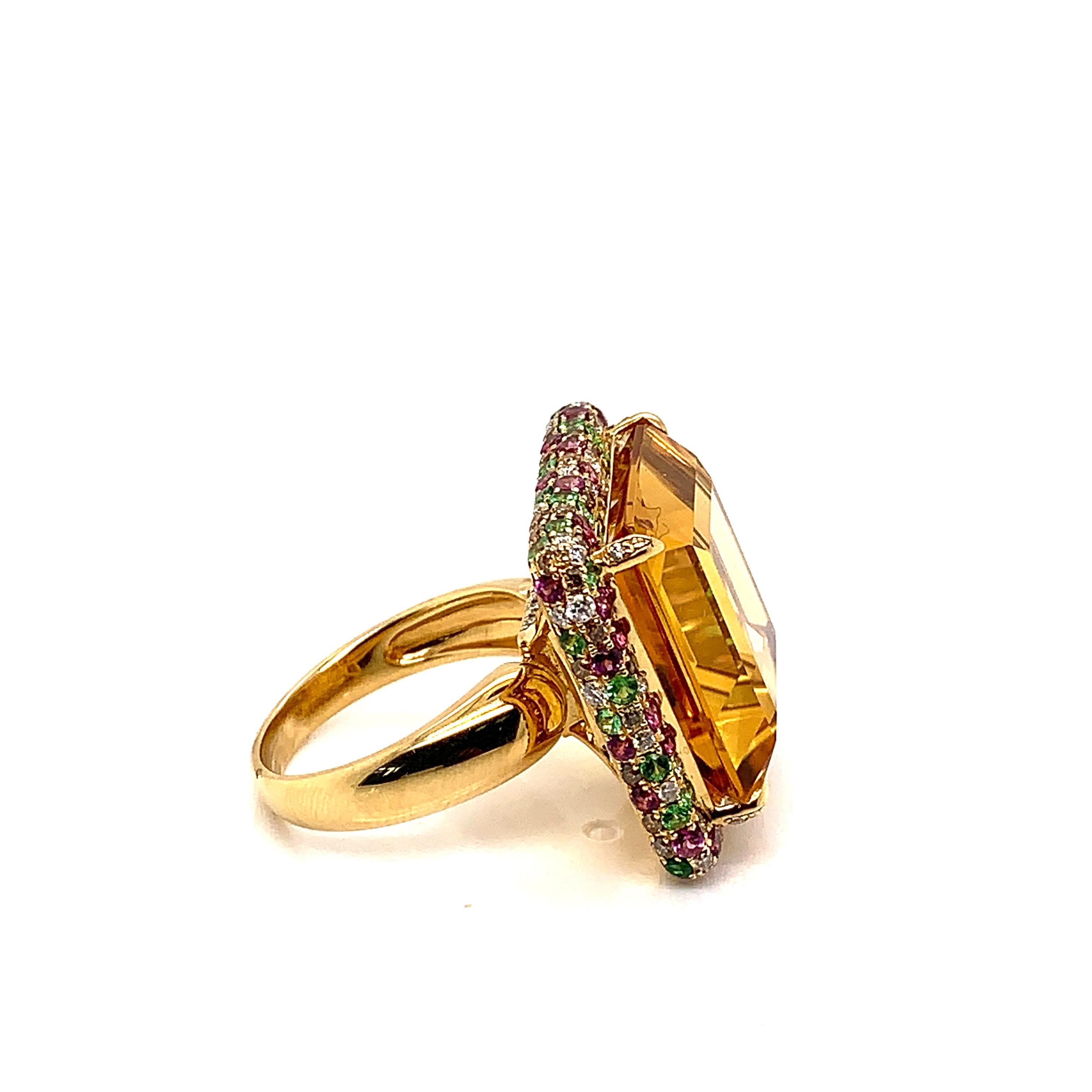 Contemporary 21.73 Carat Octagon Shaped Honey Quartz Ring in 18 Karat Gold with Diamonds