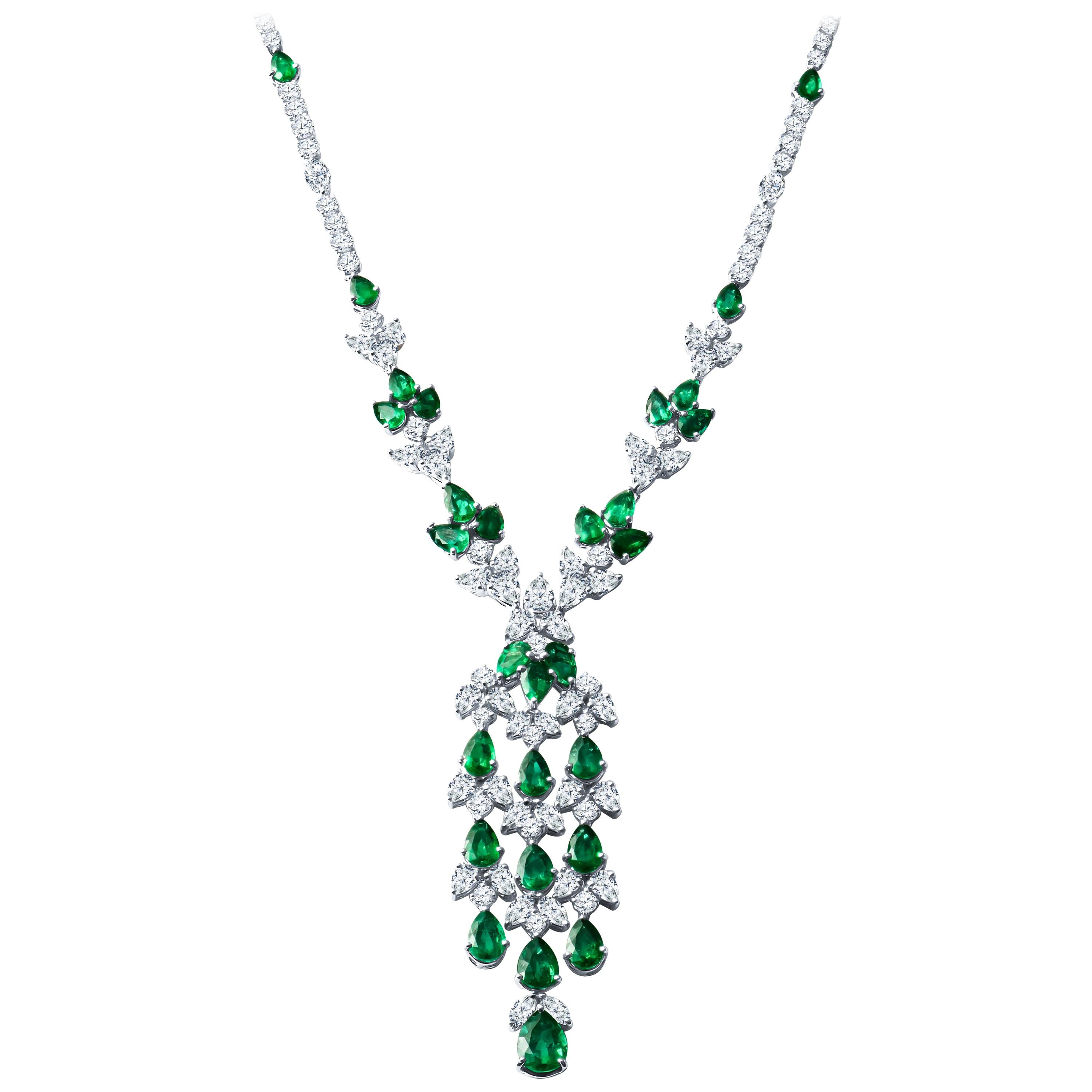 Collier vigne en émeraude en forme de poire de 21,77 carats et diamants de 25,04 carats