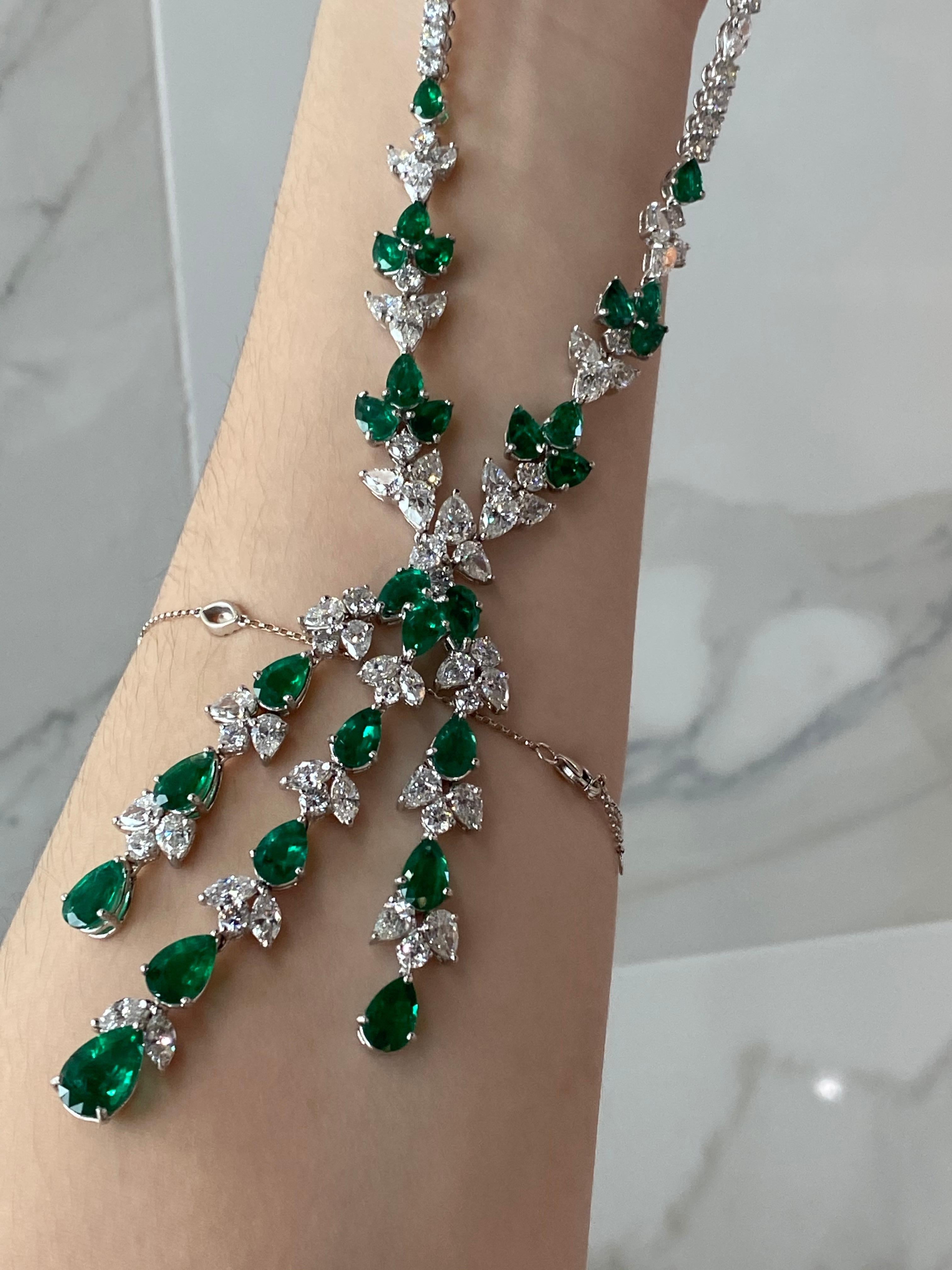 21.77 Karat birnenförmiger Smaragd und 25,04 Karat Diamant-Halskette aus Weinrebenholz für Damen oder Herren im Angebot