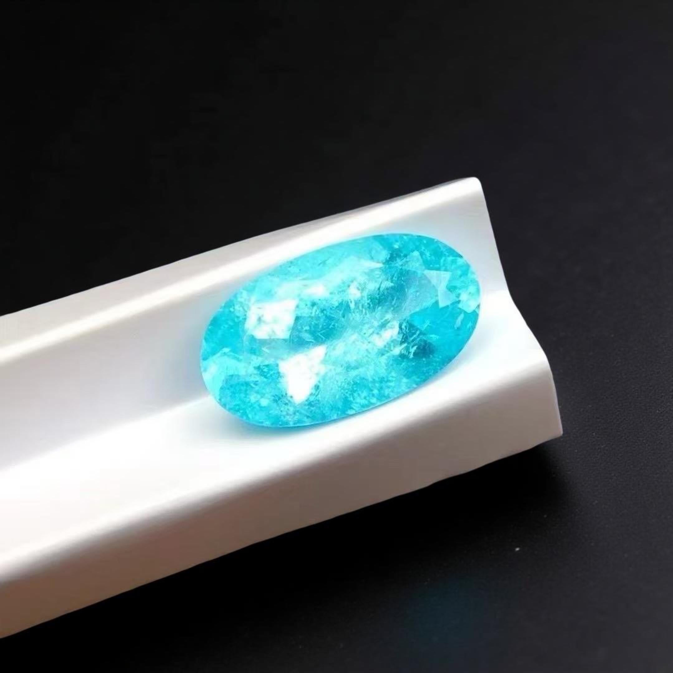ECCELLENZA CERTIFICATA GIA
* Peso in carati: 2,17ct
- Forma: Taglio ovale brillante
- Misure: 11,39 × 6,61 × 4,44 mm
- Colore: blu verdastro, con luce al neon
- Trasparenza: Eccezionale
- Origine: Brasile
- Certificazione: Rapporto GIA n.