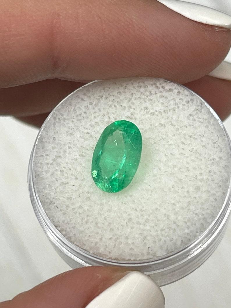 Moderno 2,18 Carati 10x7 Smeraldo colombiano verde giallastro - Pietra di nascita di maggio dal taglio ovale in vendita