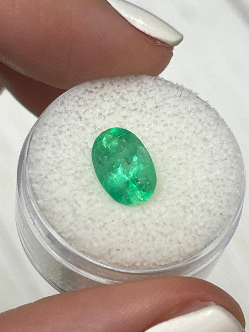 Taglio ovale 2,18 Carati 10x7 Smeraldo colombiano verde giallastro - Pietra di nascita di maggio dal taglio ovale in vendita