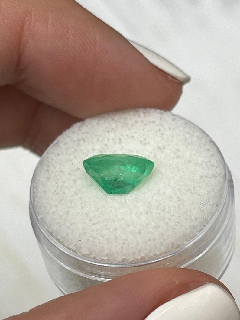 da uomo o donna 2,18 Carati 10x7 Smeraldo colombiano verde giallastro - Pietra di nascita di maggio dal taglio ovale in vendita