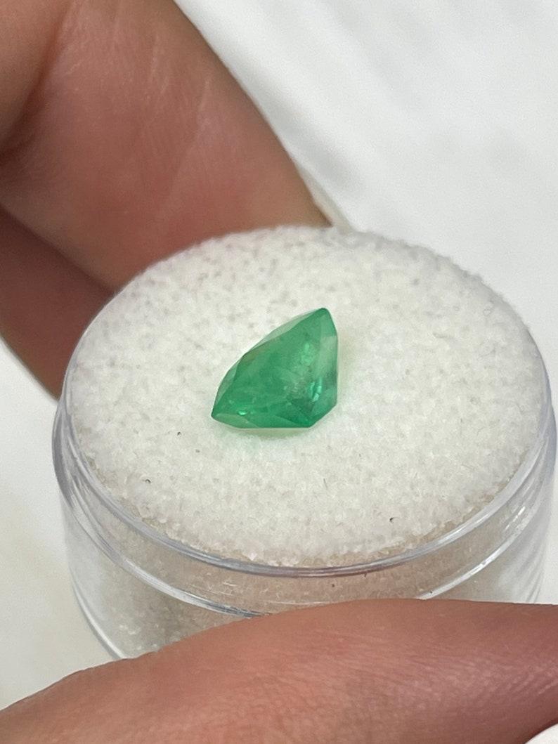 2,18 Carati 10x7 Smeraldo colombiano verde giallastro - Pietra di nascita di maggio dal taglio ovale in vendita 1