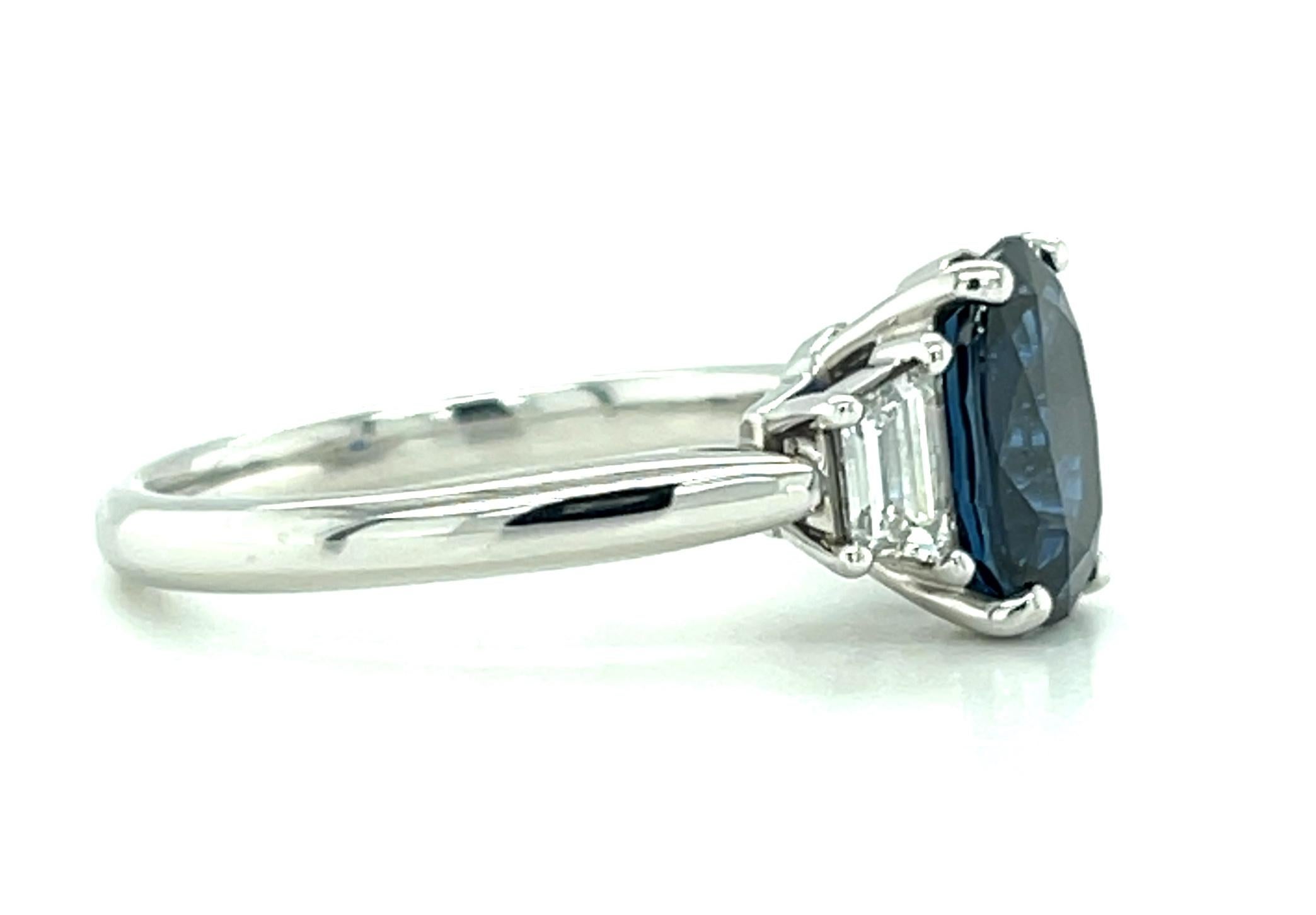 Platin-Verlobungsring mit 2,18 Karat blauem Saphir und Diamant in Trapezform mit drei Steinen  (Kunsthandwerker*in) im Angebot