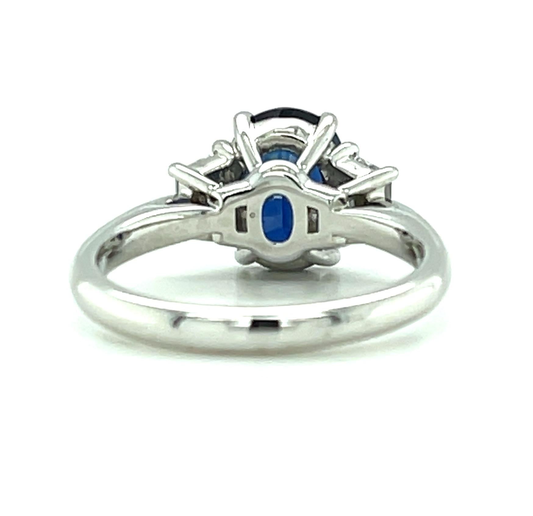 Platin-Verlobungsring mit 2,18 Karat blauem Saphir und Diamant in Trapezform mit drei Steinen  (Ovalschliff) im Angebot