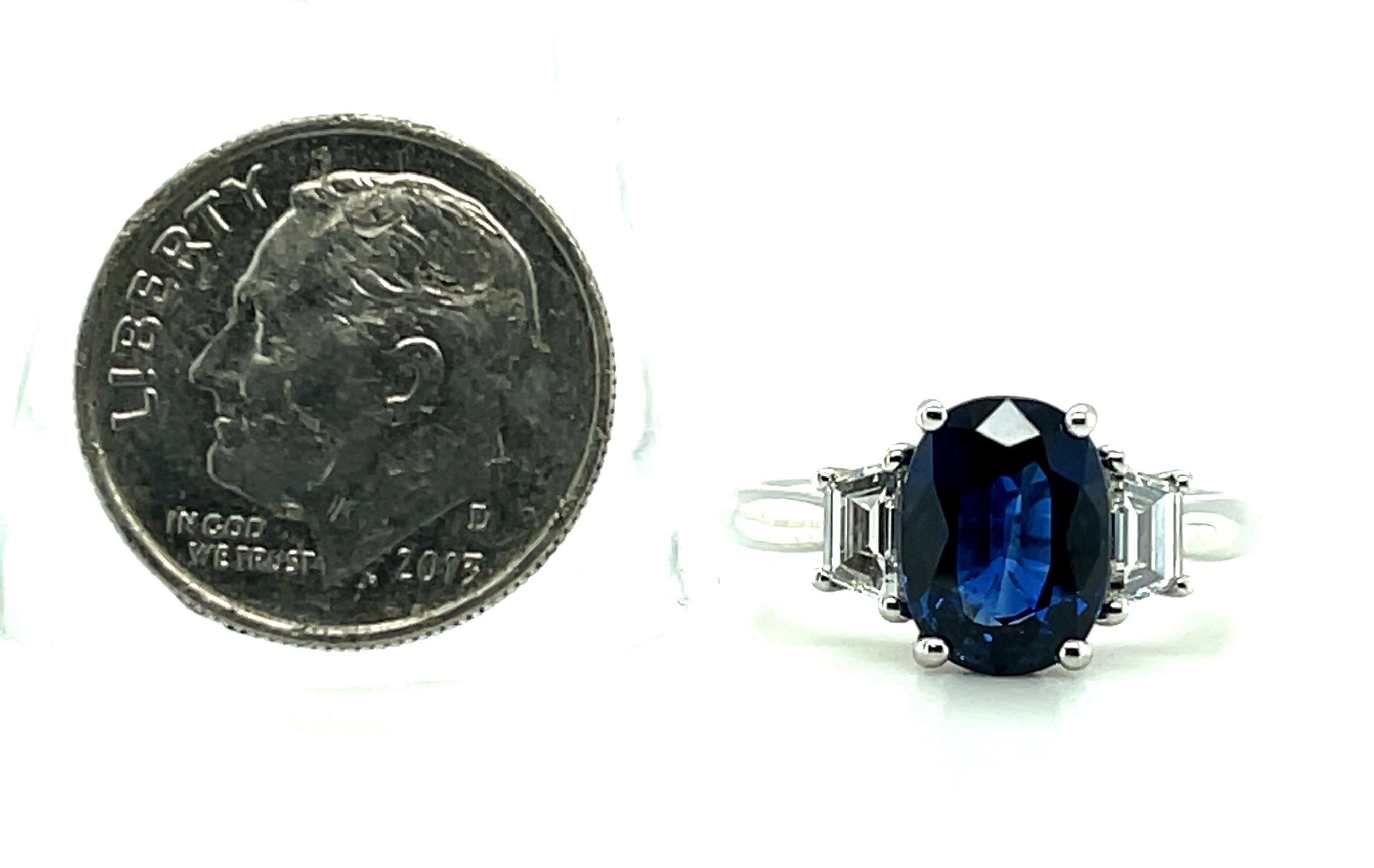 Platin-Verlobungsring mit 2,18 Karat blauem Saphir und Diamant in Trapezform mit drei Steinen  für Damen oder Herren im Angebot