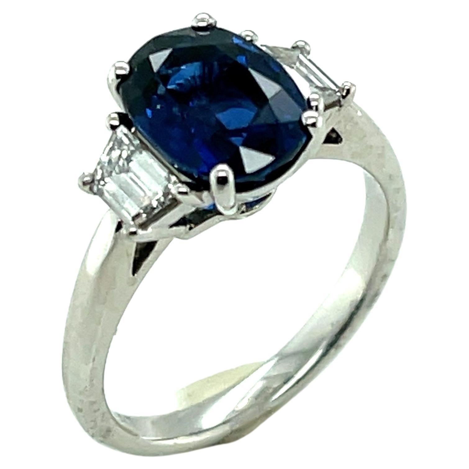 Bague de fiançailles à trois pierres en platine avec saphir bleu de 2,18 carats et diamant trapézoïde 
