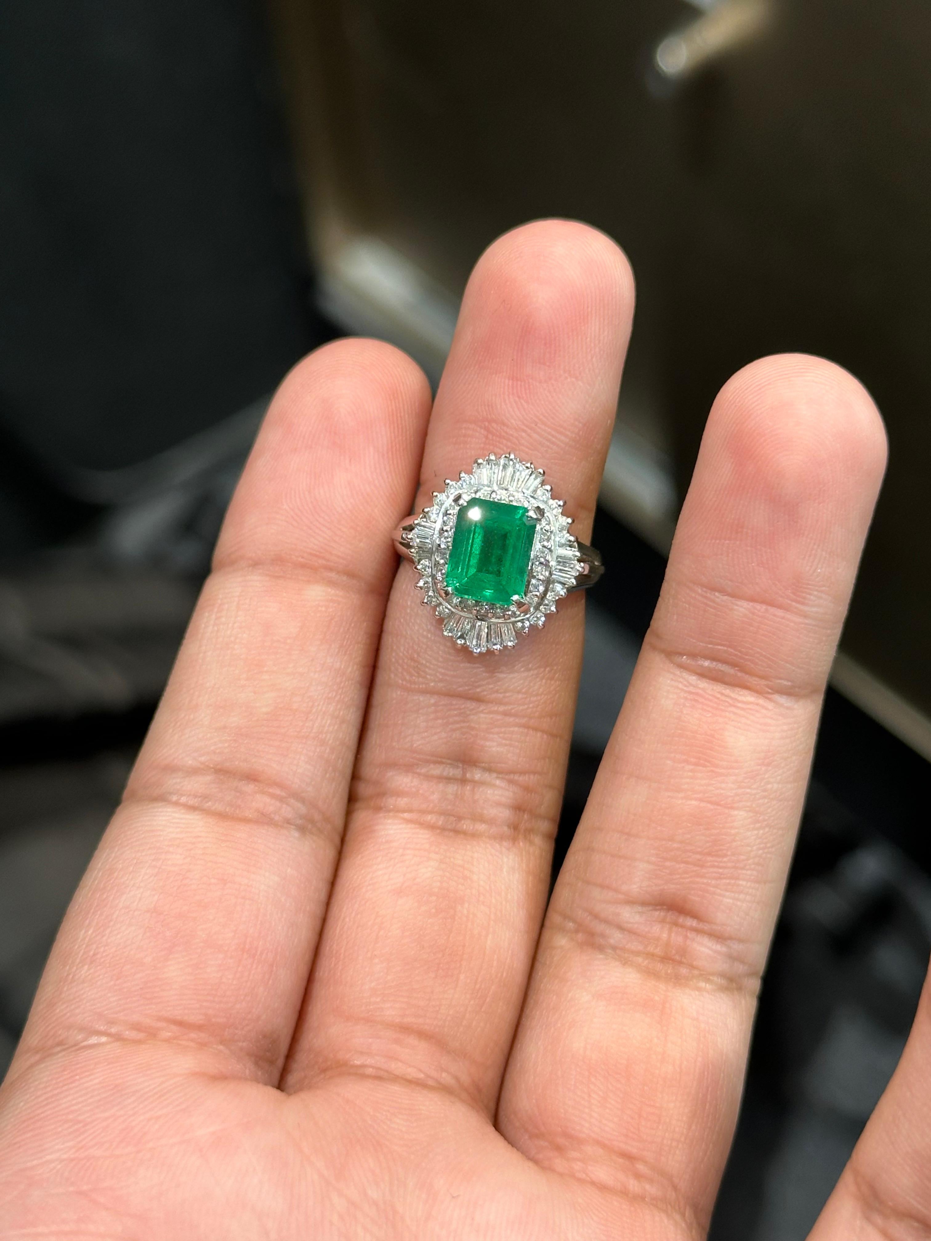 Victorian 2.18 Carat Colombian Emerald & Diamond Art Deco Platinum 900 Ring For Sale