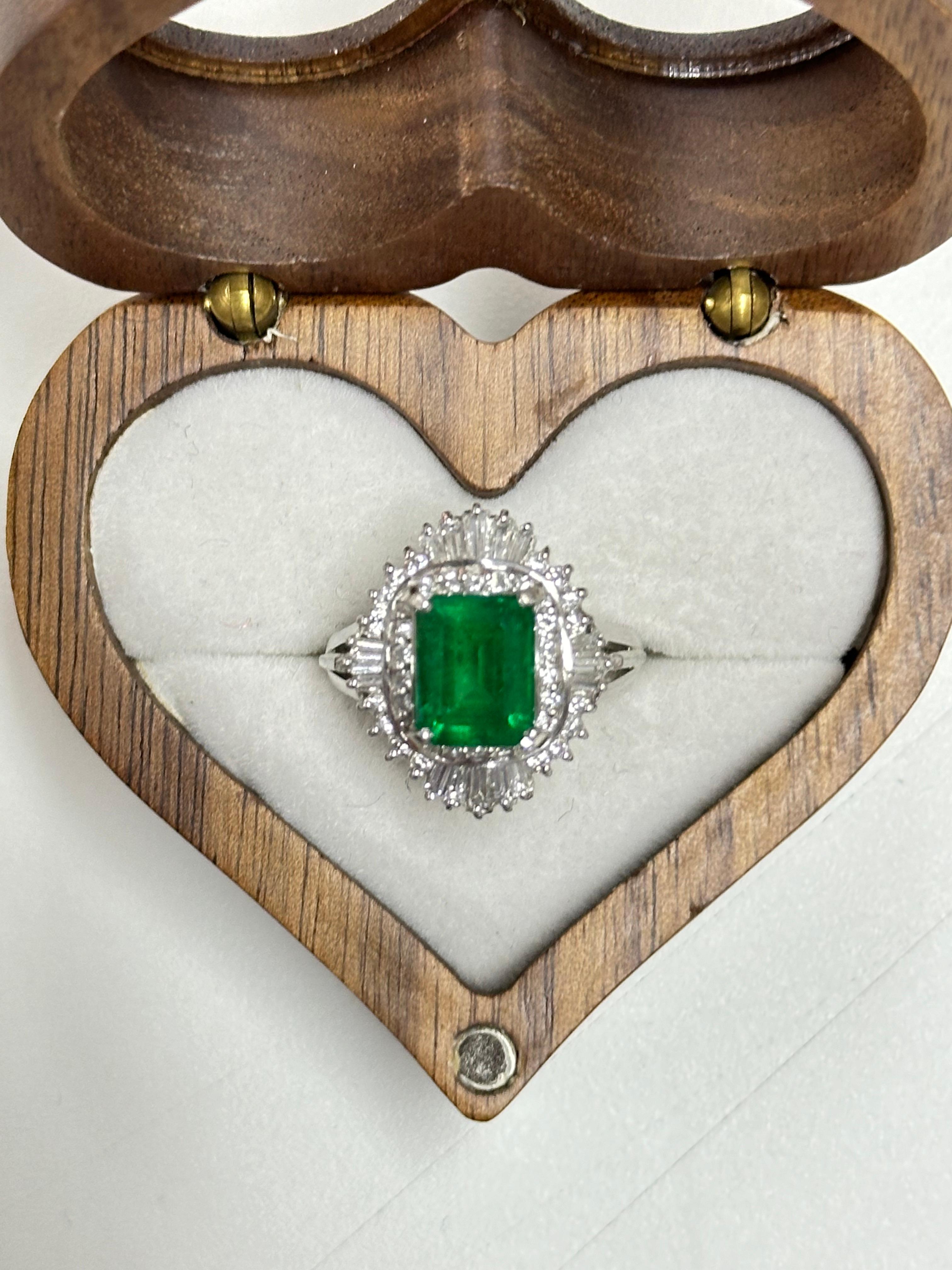 2.18 Carat Colombian Emerald & Diamond Art Deco Platinum 900 Ring In New Condition For Sale In Bangkok, TH