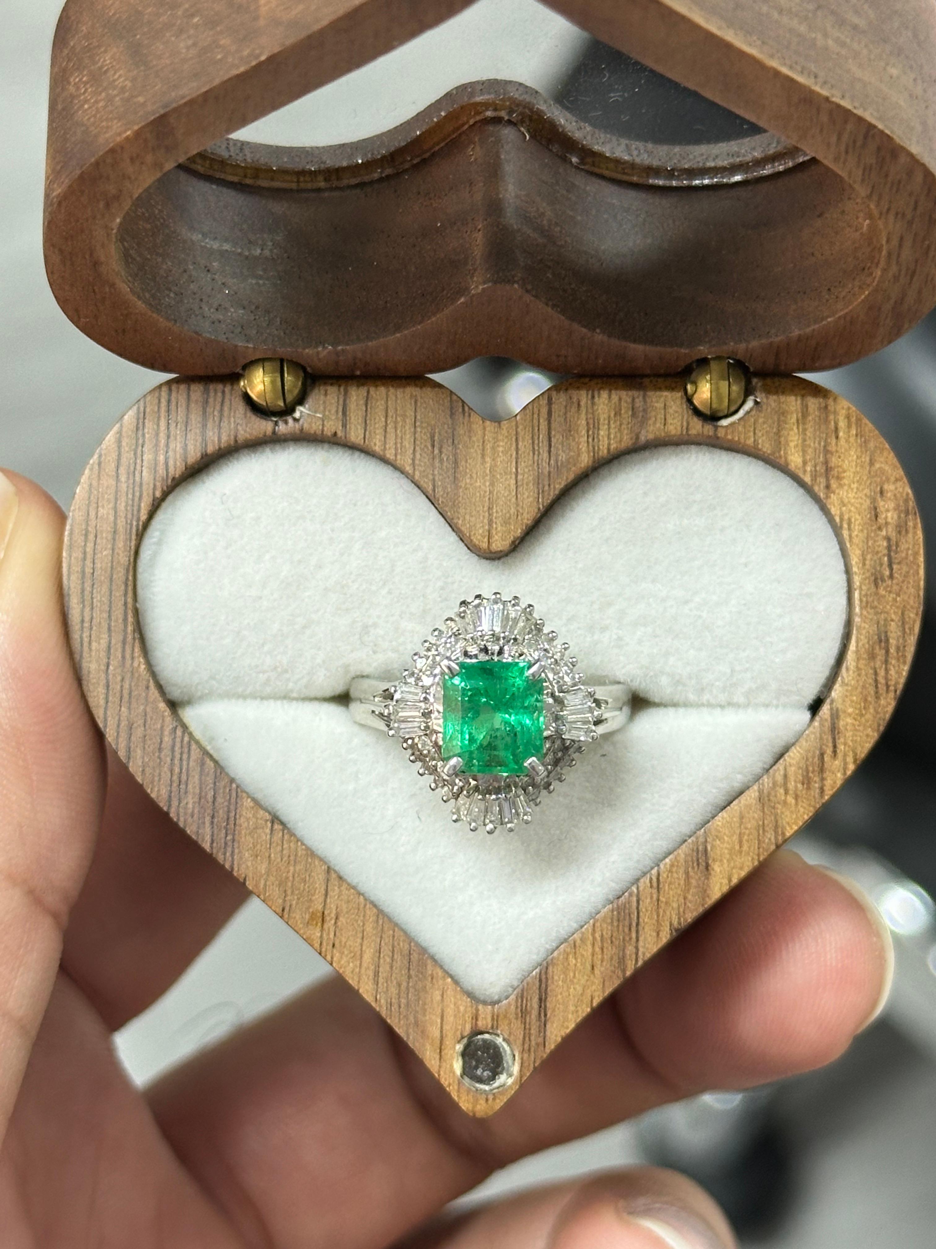 Victorian 1.75 Carat Colombian Emerald & Diamond Art Deco Platinum 900 Ring For Sale
