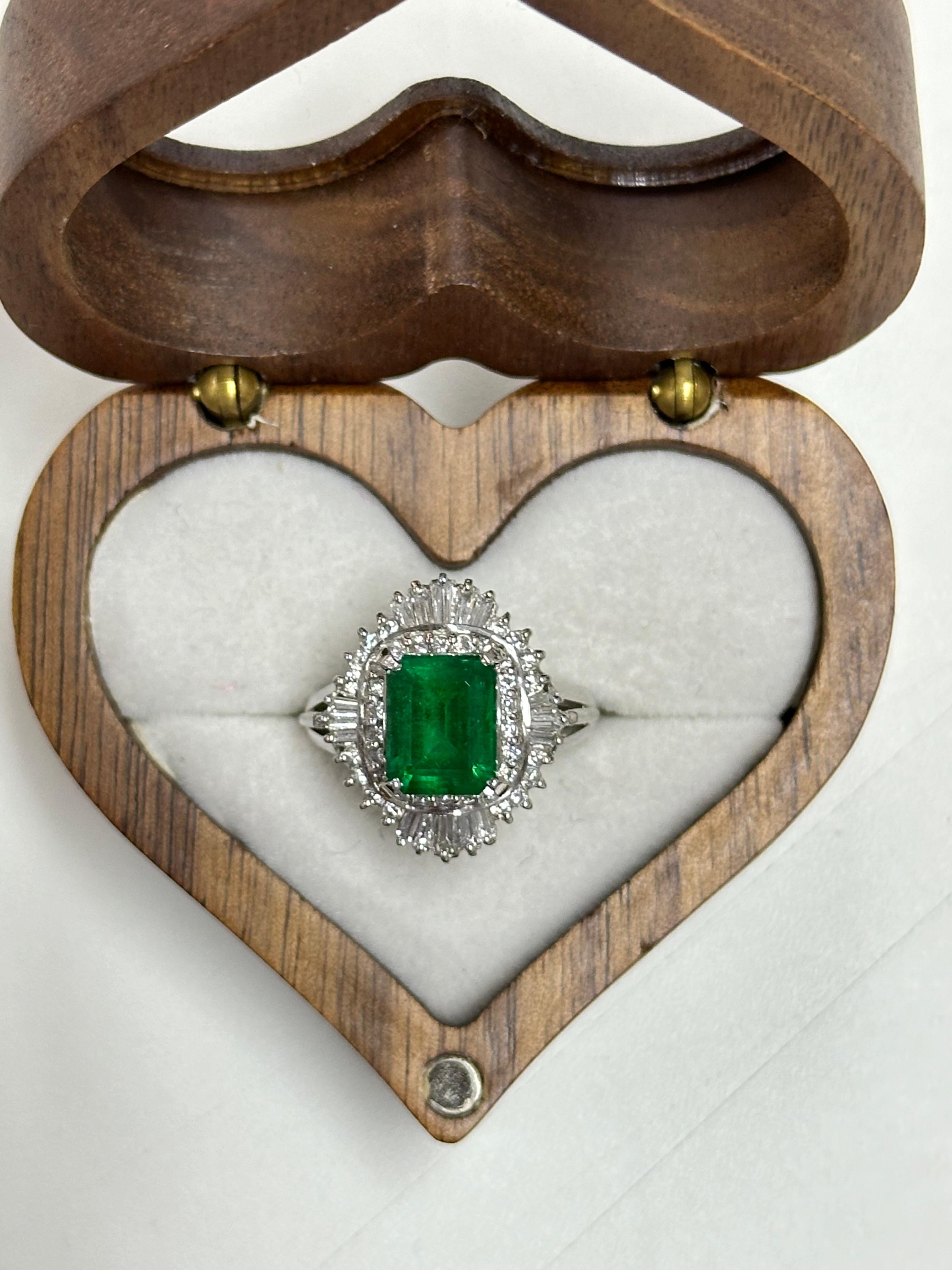 Women's 2.18 Carat Colombian Emerald & Diamond Art Deco Platinum 900 Ring For Sale