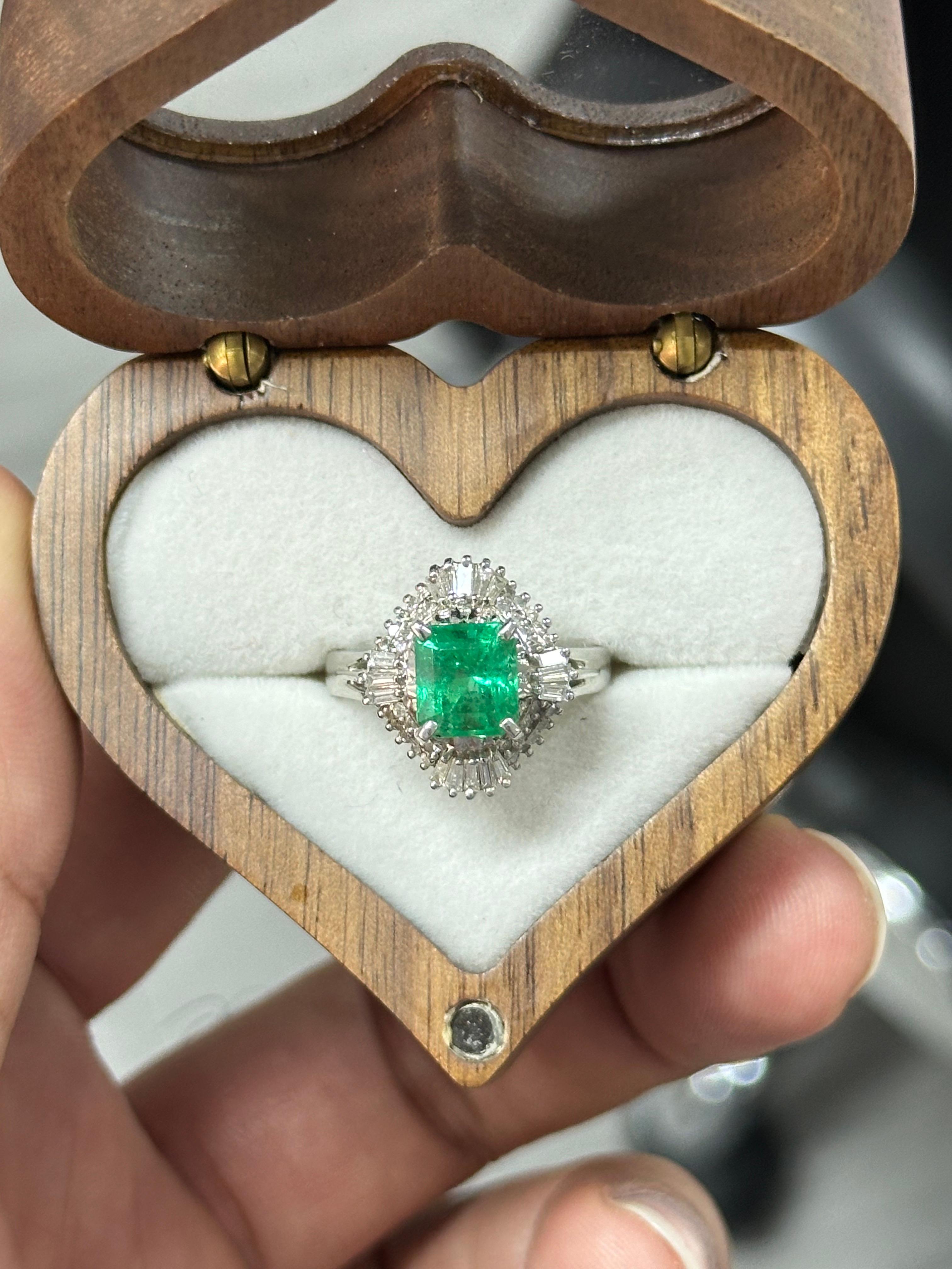 1.75 Carat Colombian Emerald & Diamond Art Deco Platinum 900 Ring In New Condition For Sale In Bangkok, TH