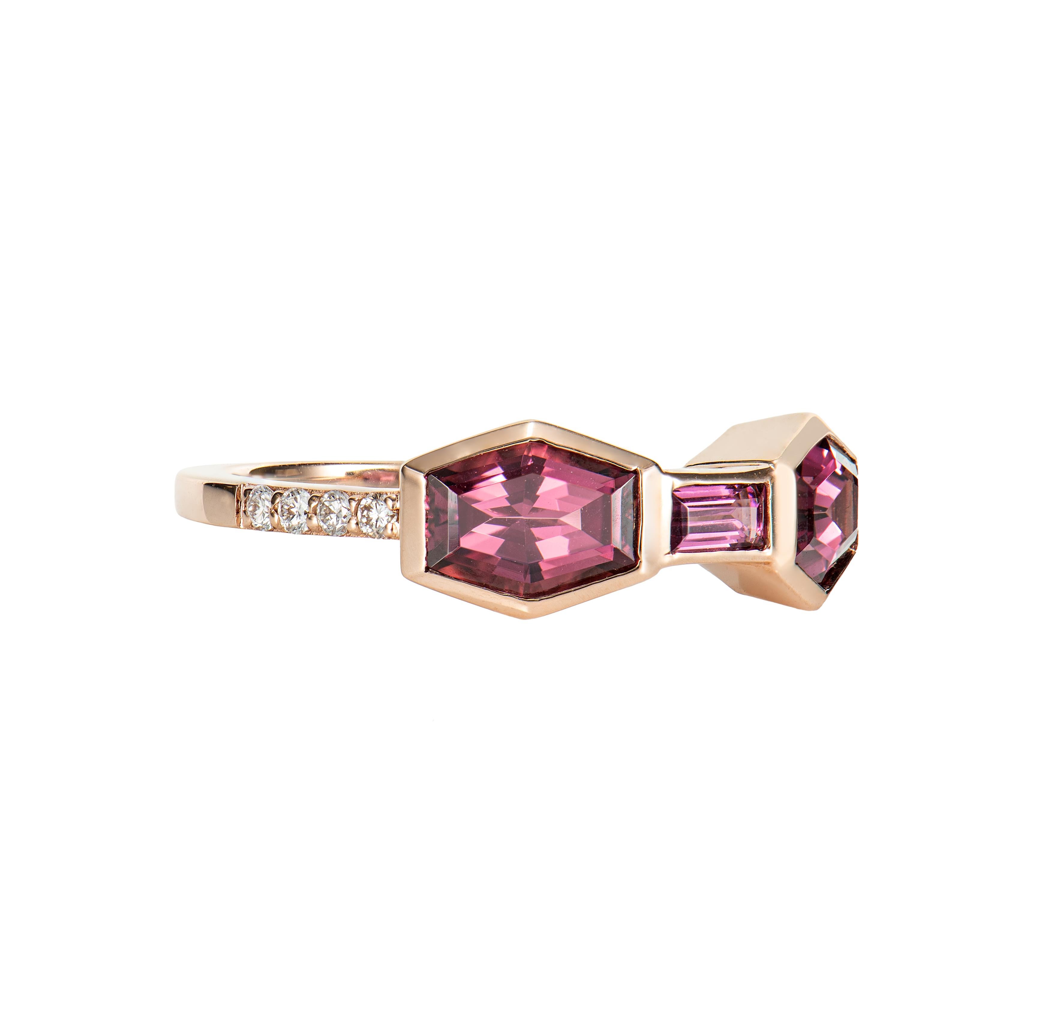 Es ist ein Fancy Rhodolith Ring in Sechseck Form mit Rot Rosa Purplish Farbton. Dieser Ring aus Roségold hat ein zeitloses, elegantes Aussehen und kann zu verschiedenen Anlässen getragen werden.

Rhodolith-Ring aus 14 Karat Roségold mit weißem