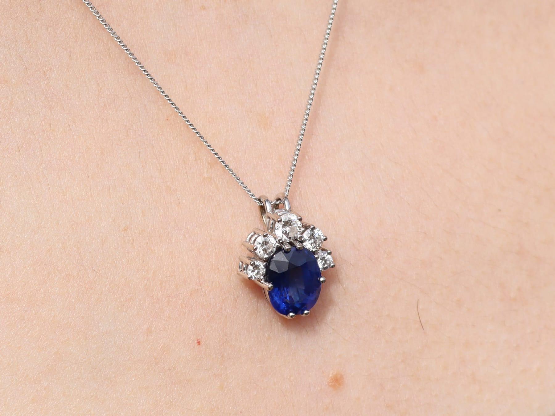 2.18 Carat Sapphire and 0.39 Carat Diamond 18k White Gold Pendant Circa 1980 in vendita 5