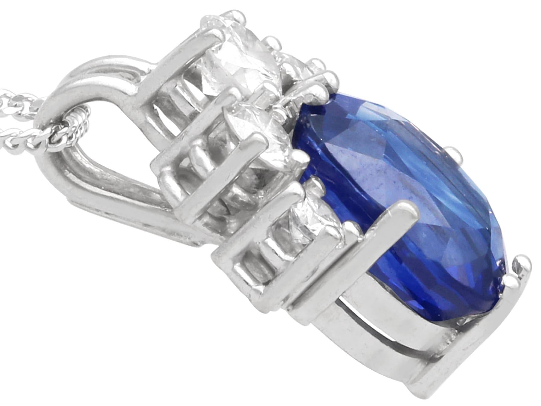 da uomo o donna 2.18 Carat Sapphire and 0.39 Carat Diamond 18k White Gold Pendant Circa 1980 in vendita
