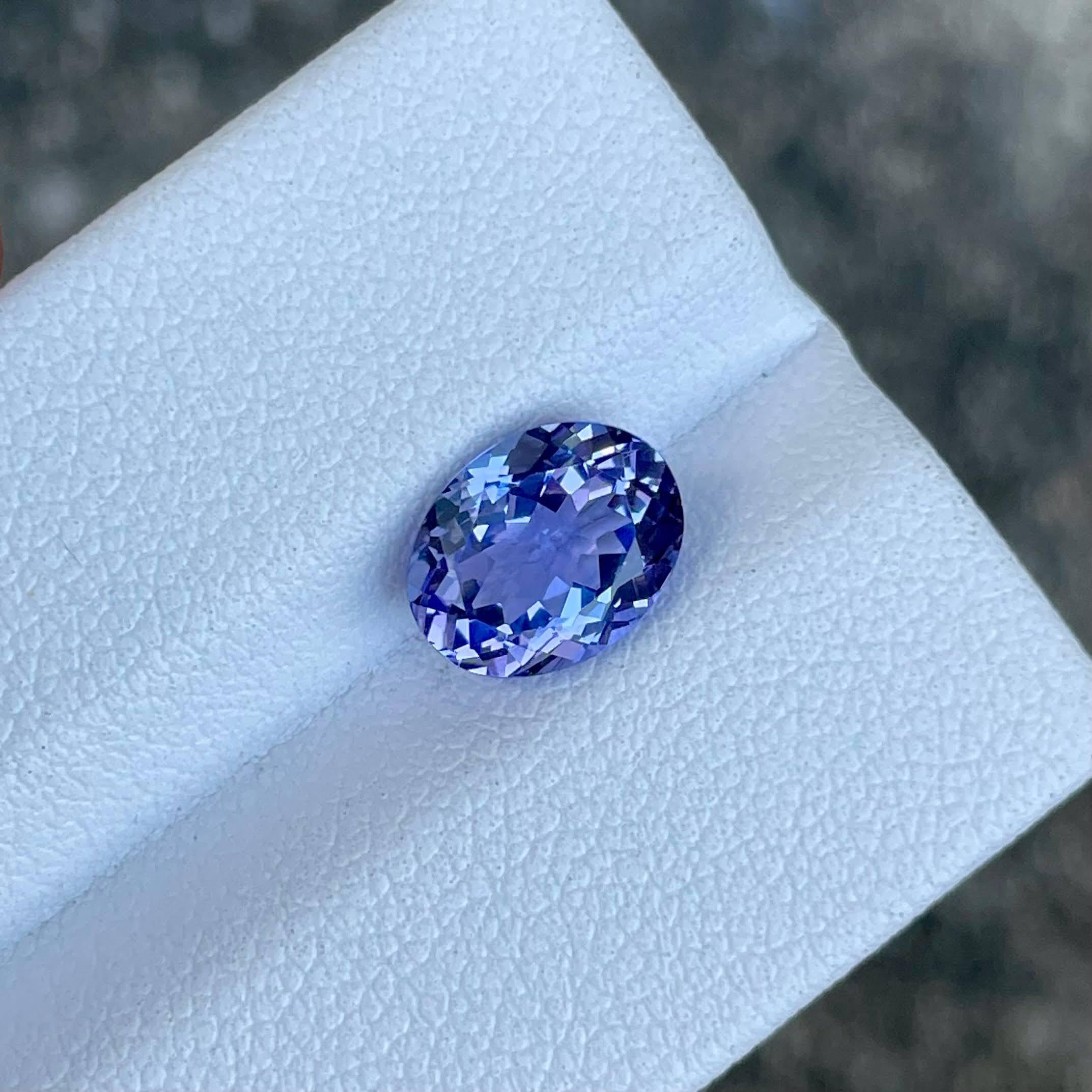 Gewicht 2,18 Karat 
Abmessungen 9,2x7,2x4,5 mm
Behandlung erhitzt
Herkunft Tansania 
Klarheit VVS 
Form oval 
Facettenschliff 



Dieser 2,18 Karat schwere blaue Tansanit wurde aus den seltensten und außergewöhnlichsten Tansaniten gefertigt und ist