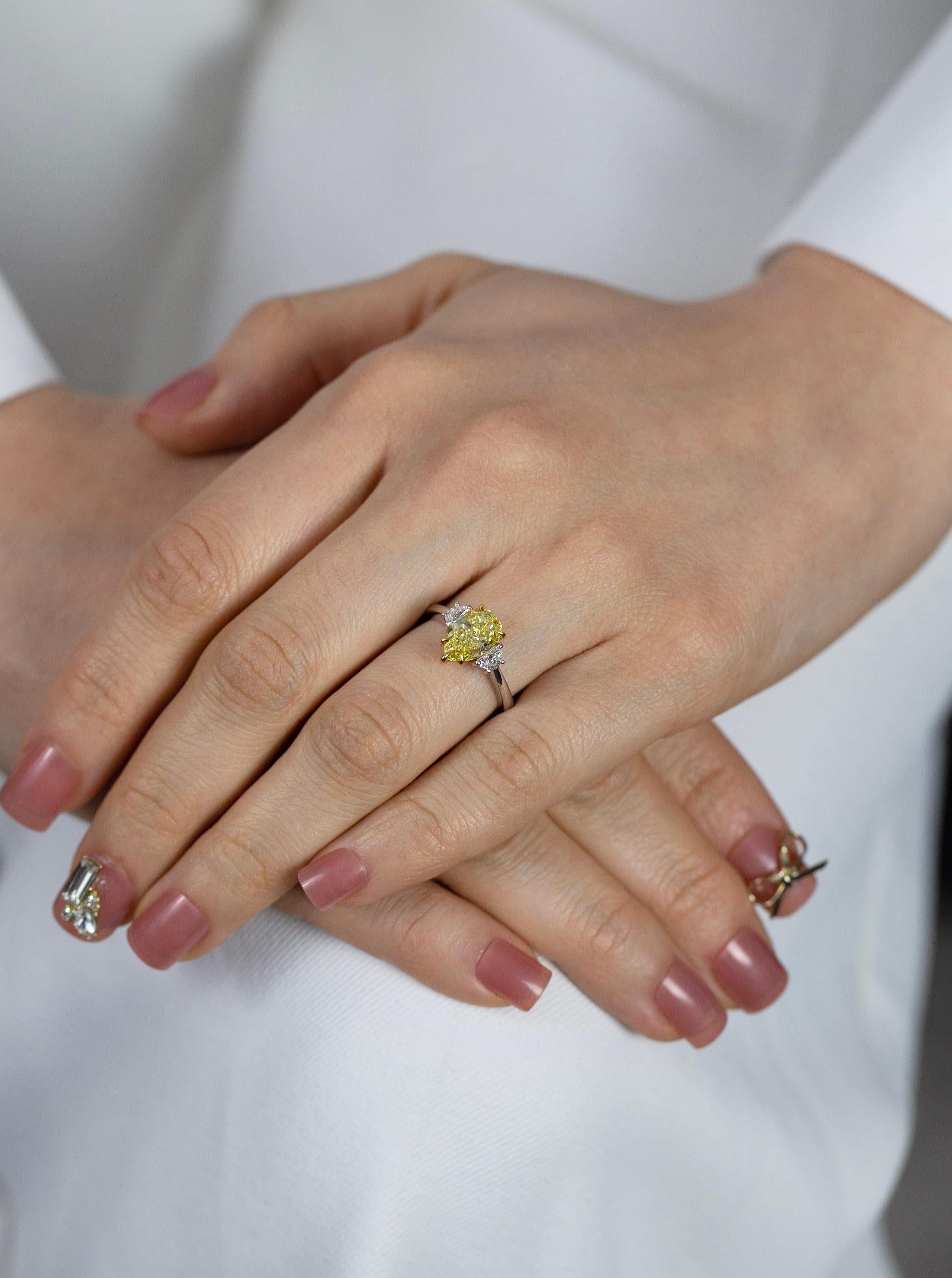 Verlobungsring mit 2,18 Karat birnenförmigem intensiv gelbem Fancy-Diamant und drei Steinen (Zeitgenössisch) im Angebot