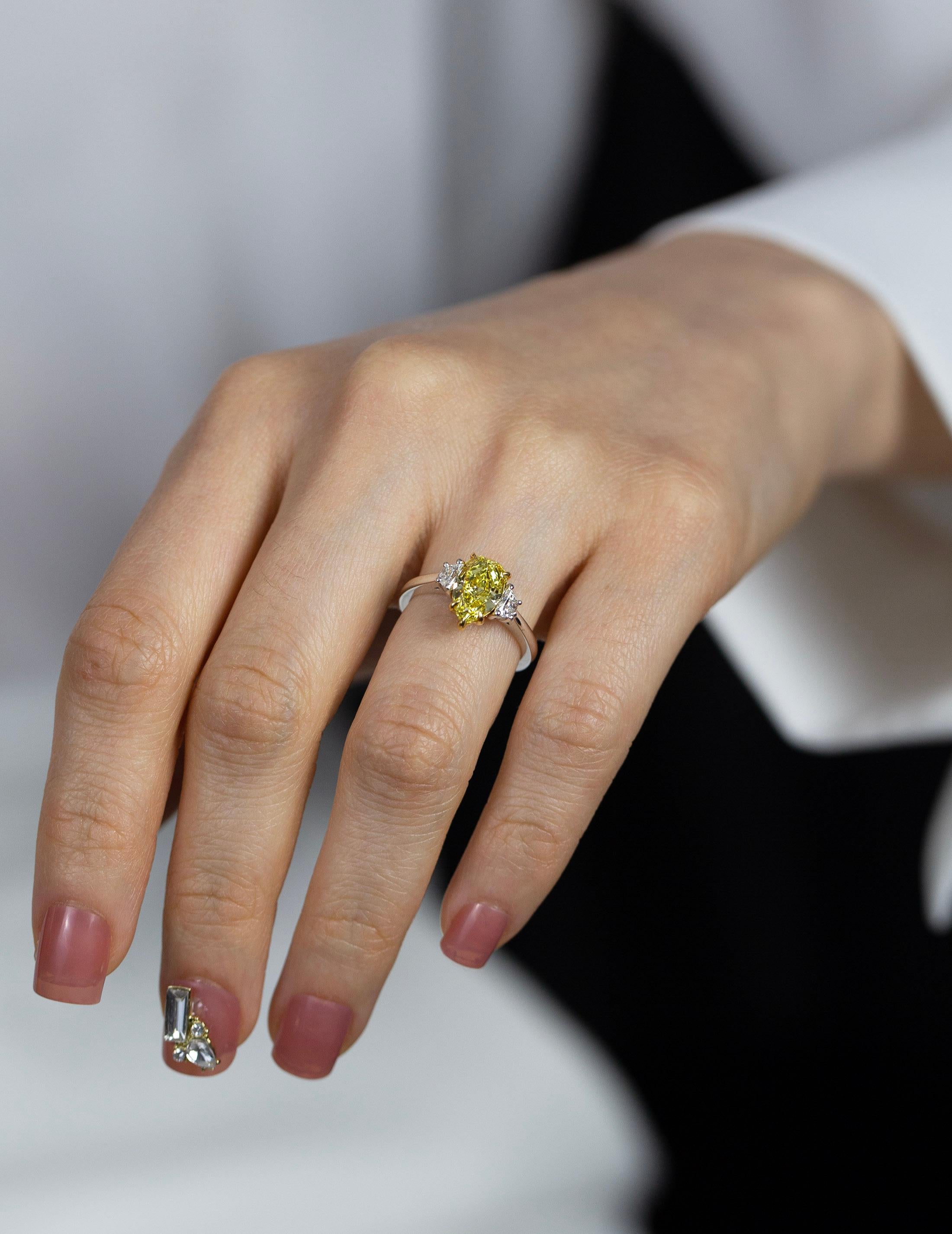 Verlobungsring mit 2,18 Karat birnenförmigem intensiv gelbem Fancy-Diamant und drei Steinen (Tropfenschliff) im Angebot