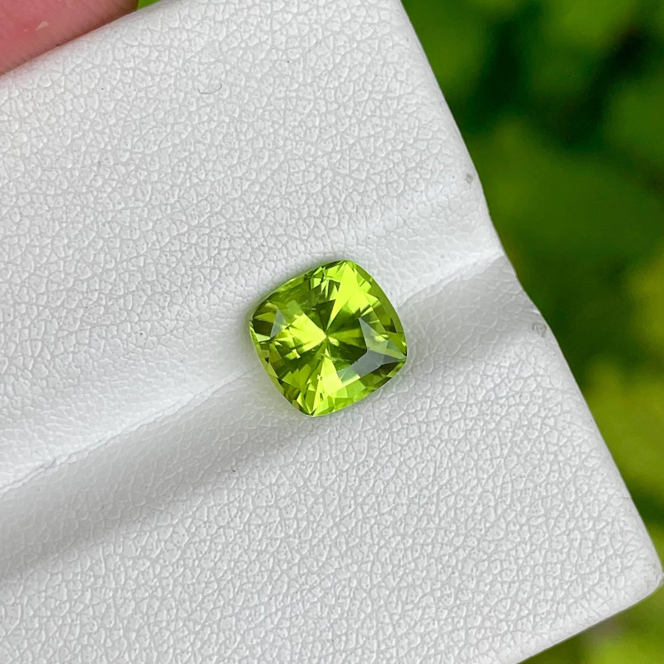 Gewicht 2,18 Karat 
Abmessungen 8,0x7,7x5,4 mm
Behandlung keine 
Herkunft Pakistan 
Klarheit VSS
Kissen formen 
Maßgeschneiderte Präzision schneiden 



Bestaunen Sie die faszinierende Schönheit eines grünen Peridot-Steins von 2.18 Karat, der