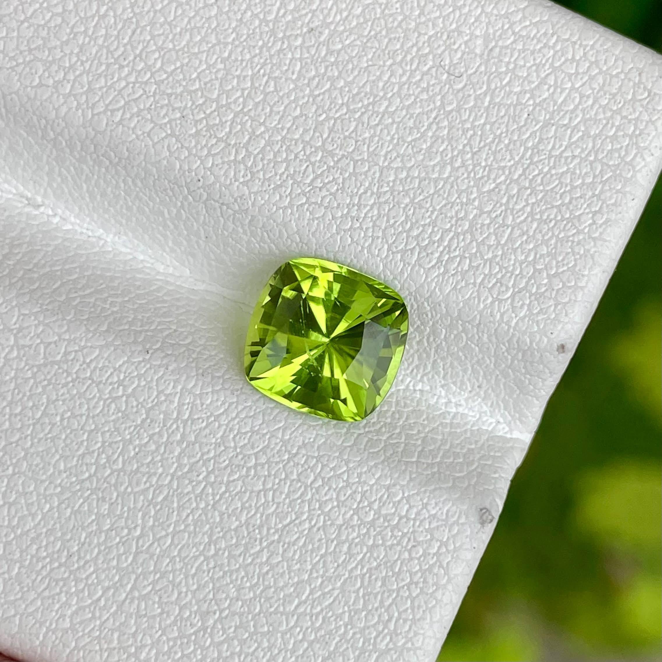 2.18 Karat Peridot Stein Custom Präzisionsschliff Natürlicher Pakistanischer Edelstein (Moderne) im Angebot