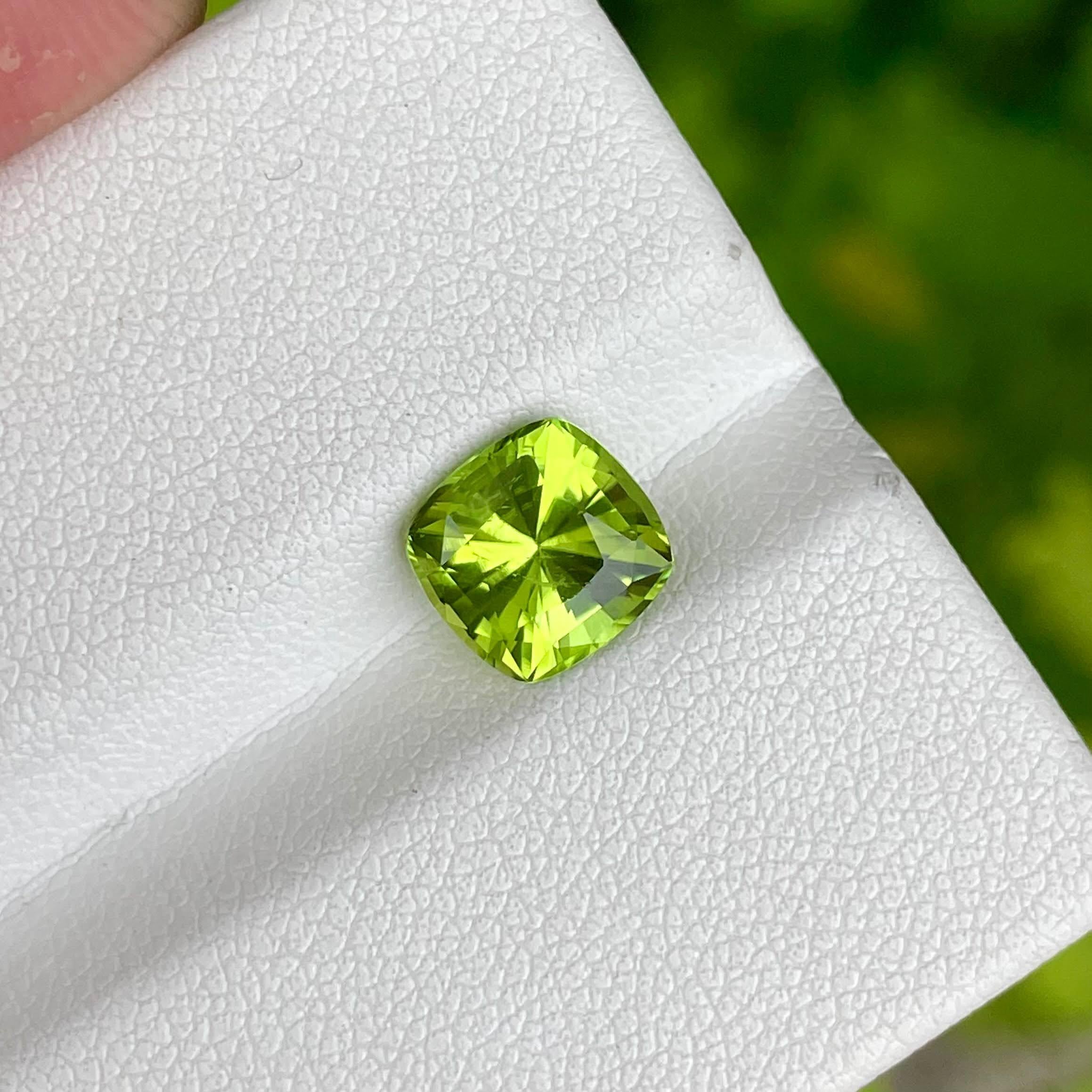 2.18 Karat Peridot Stein Custom Präzisionsschliff Natürlicher Pakistanischer Edelstein (Kissenschliff) im Angebot