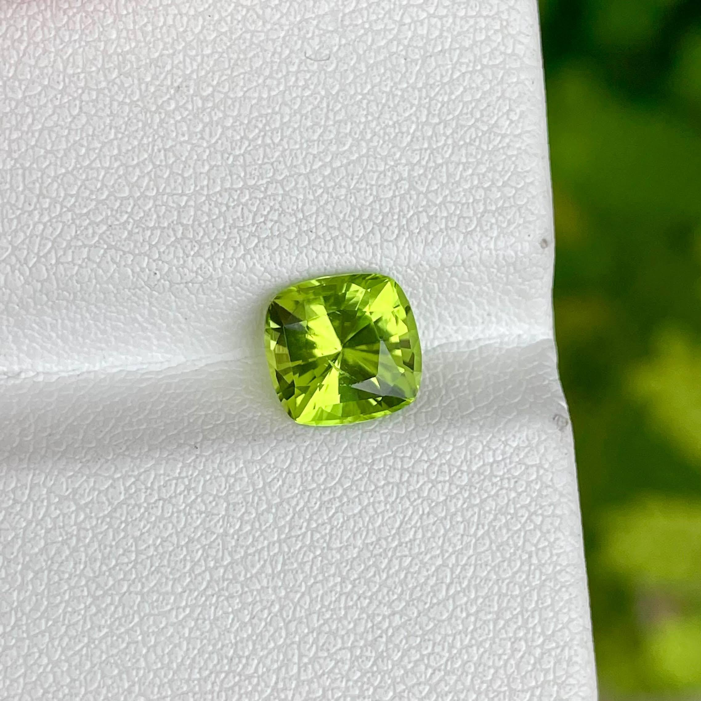 2.18 Karat Peridot Stein Custom Präzisionsschliff Natürlicher Pakistanischer Edelstein im Zustand „Neu“ im Angebot in Bangkok, TH