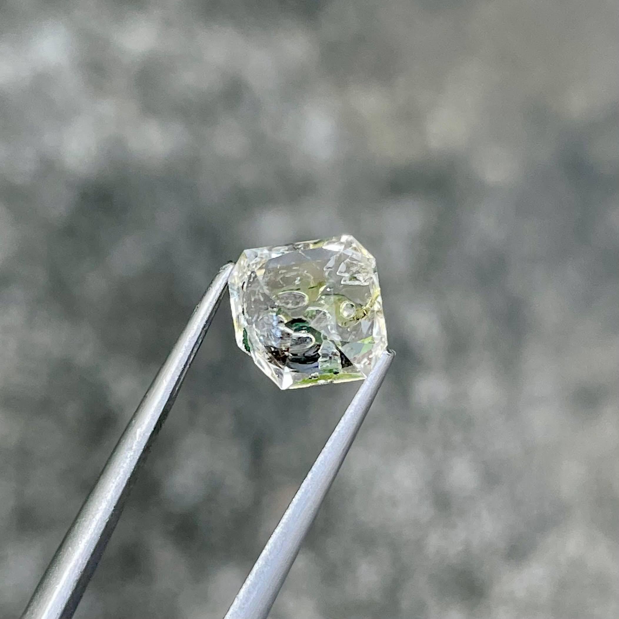 2.18 carati Quarzo Petrolio Sfaccettato Gemma Naturale Pakistana in vendita 2