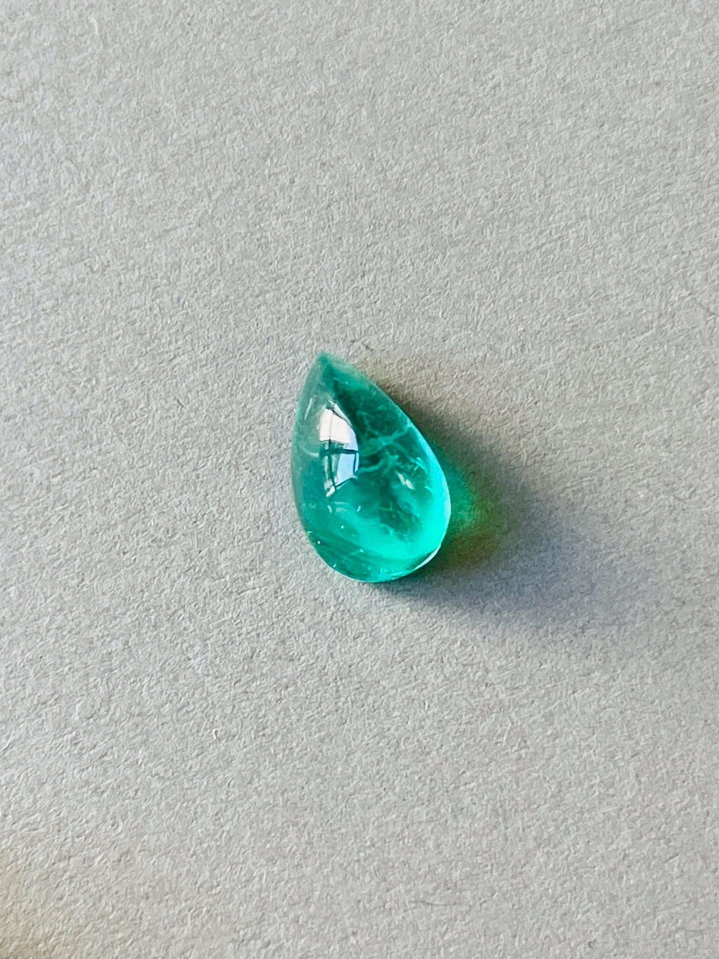 Taille cabochon 2.18 carats  Rare émeraude naturelle russe certificat GUILD couleur Vivid Green en vente