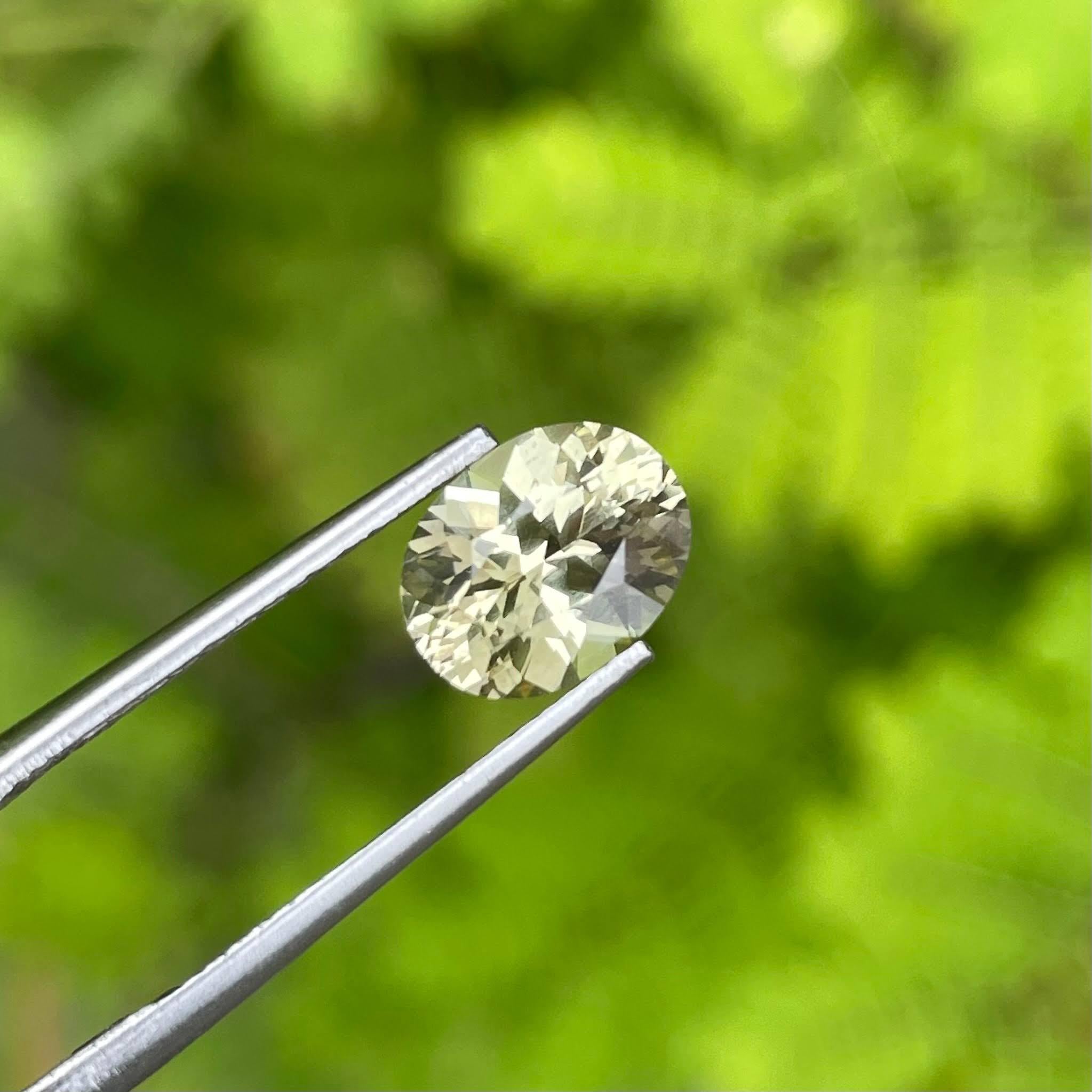Poids 2,18 carats 
Dimensions 9,1x7,1x4,9 mm
Traitement aucun 
Origine Sri Lanka 
Clarté de l'œil 
Forme ovale 
Coupe de précision sur mesure 



Le chrysobéryl jaune de 2,18 carats, de forme ovale captivante, est une merveille naturelle provenant