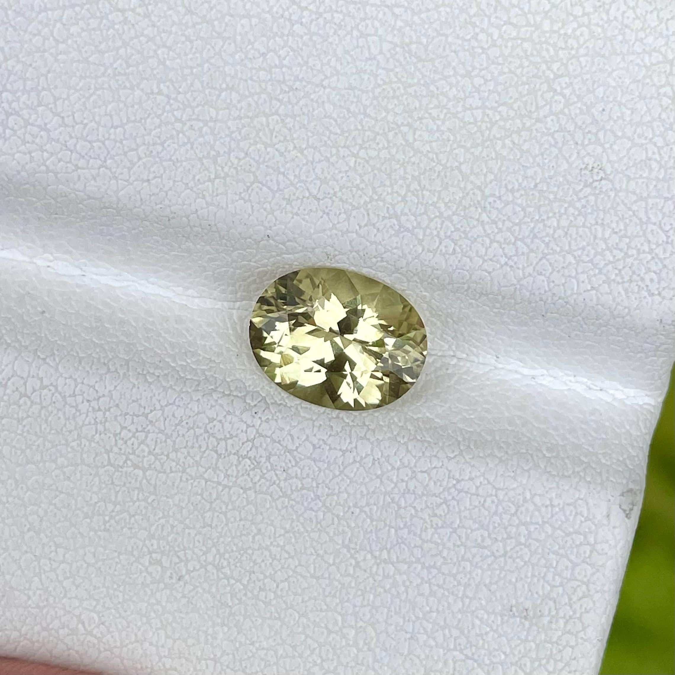 Moderne Pierre précieuse naturelle du Sri Lanka, chrysobéryl jaune de forme ovale de 2,18 carats en vente