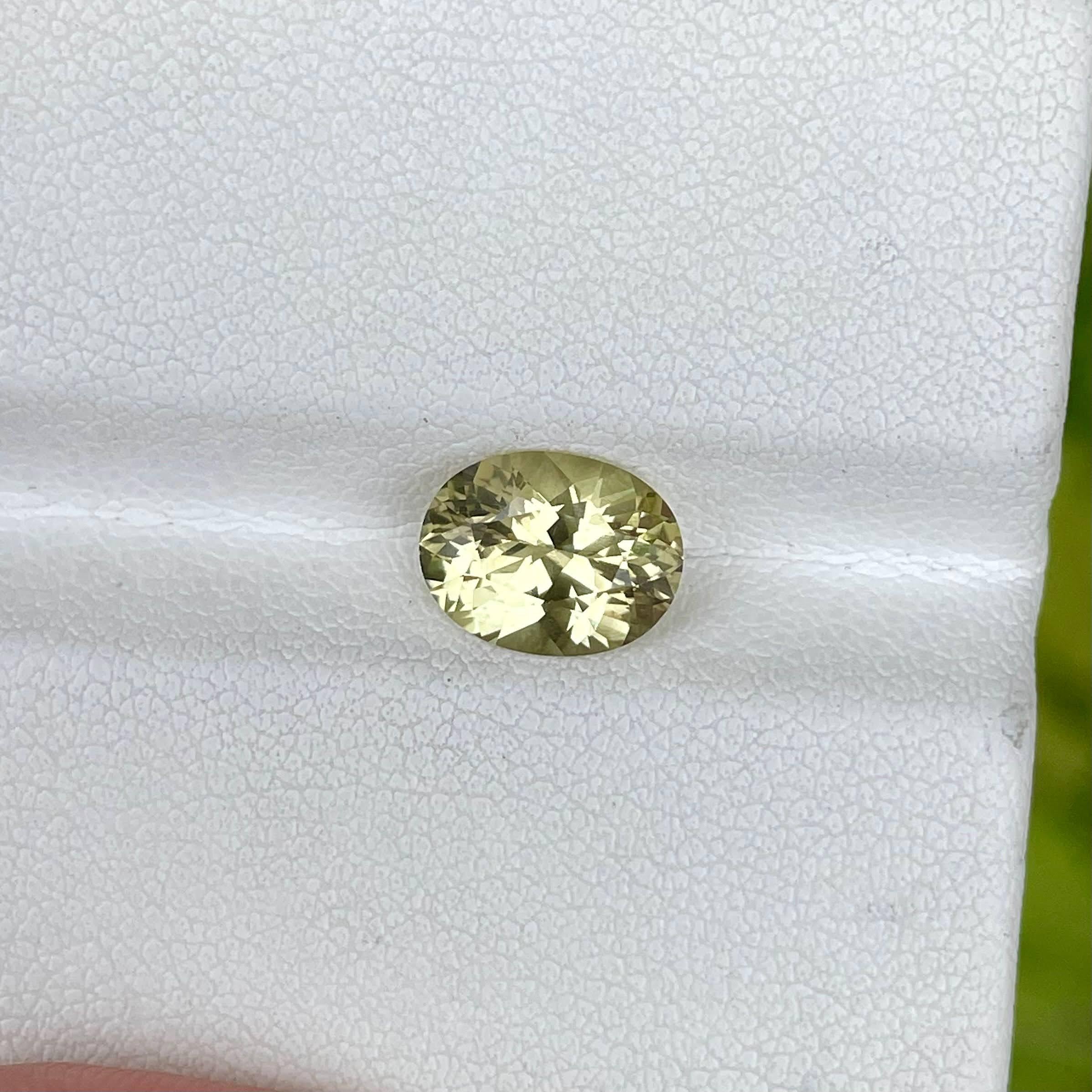 Taille ovale Pierre précieuse naturelle du Sri Lanka, chrysobéryl jaune de forme ovale de 2,18 carats en vente