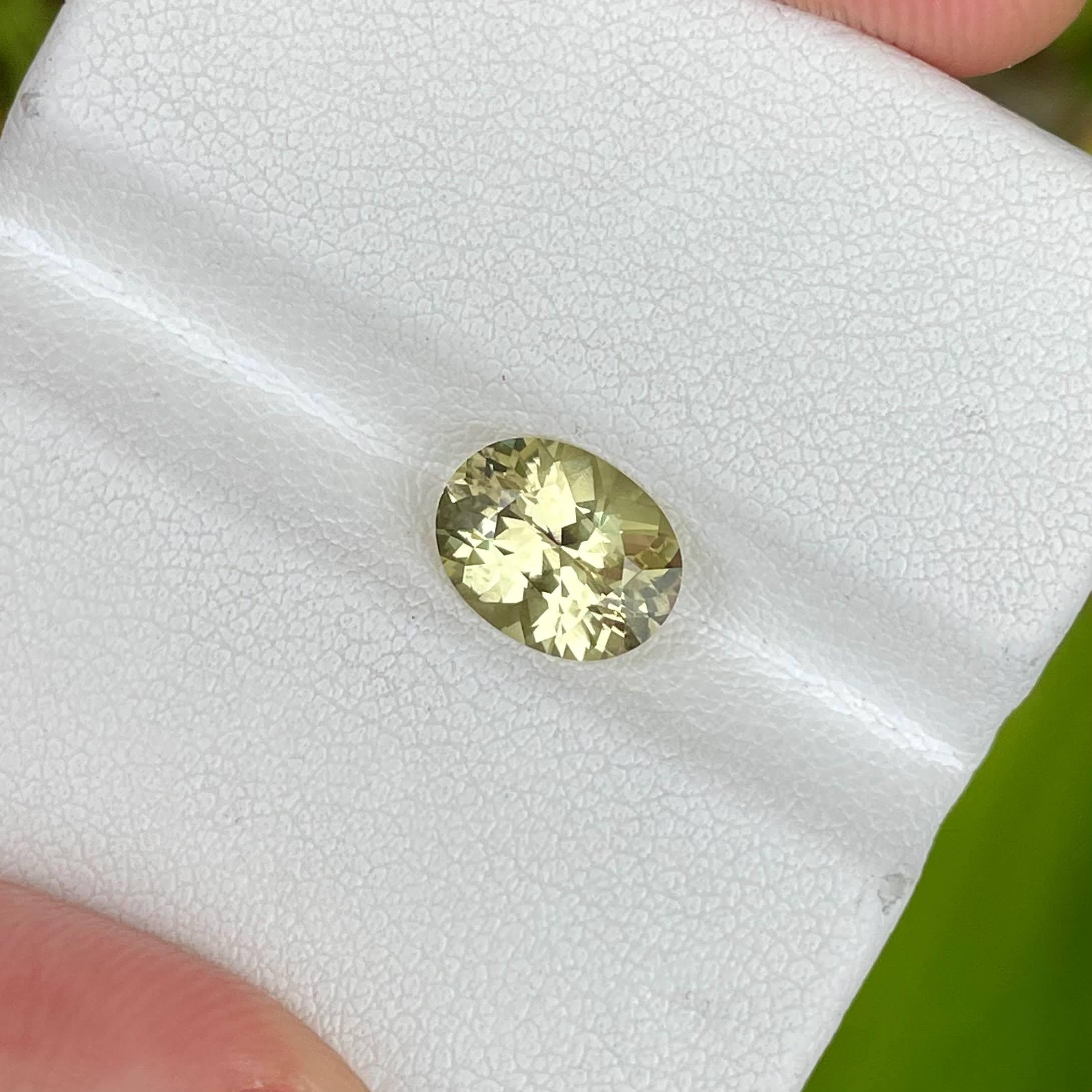 Pierre précieuse naturelle du Sri Lanka, chrysobéryl jaune de forme ovale de 2,18 carats Neuf - En vente à Bangkok, TH