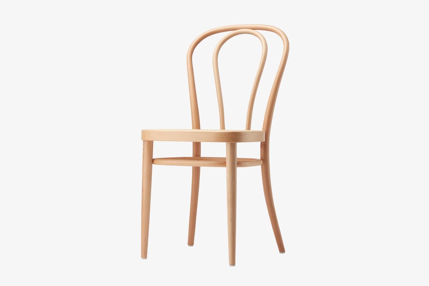 Range 218
First manufactured in 1876, model no. 18 with the striking “hairpin” in its backrest returns to the Gebrüder T 1819 portfolio with clear and reduced aesthetics as 218. Along with the chairs no. 14 and no. 56, chair no. 18 was one of the