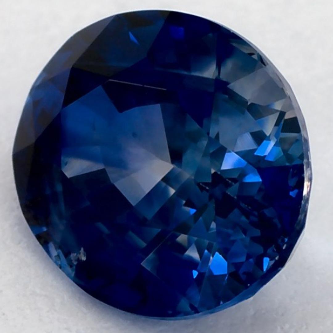 Questo zaffiro blu naturale offre eleganza e raffinatezza. Con la sua ricca saturazione del colore e il taglio preciso, è il centro perfetto per un anello di fidanzamento o un design di gioielli di lusso.

Questo zaffiro proviene dallo Sri Lanka