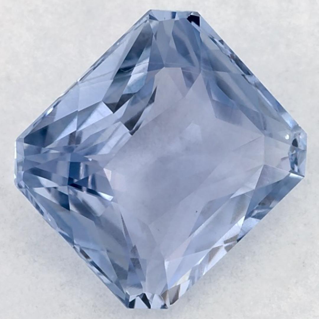 Ce saphir bleu naturel offre élégance et sophistication. Avec sa couleur gracieuse, sa clarté et son caractère naturel, ce saphir est un excellent choix pour créer des bijoux sur mesure tels que des bagues de fiançailles, des pendentifs ou des