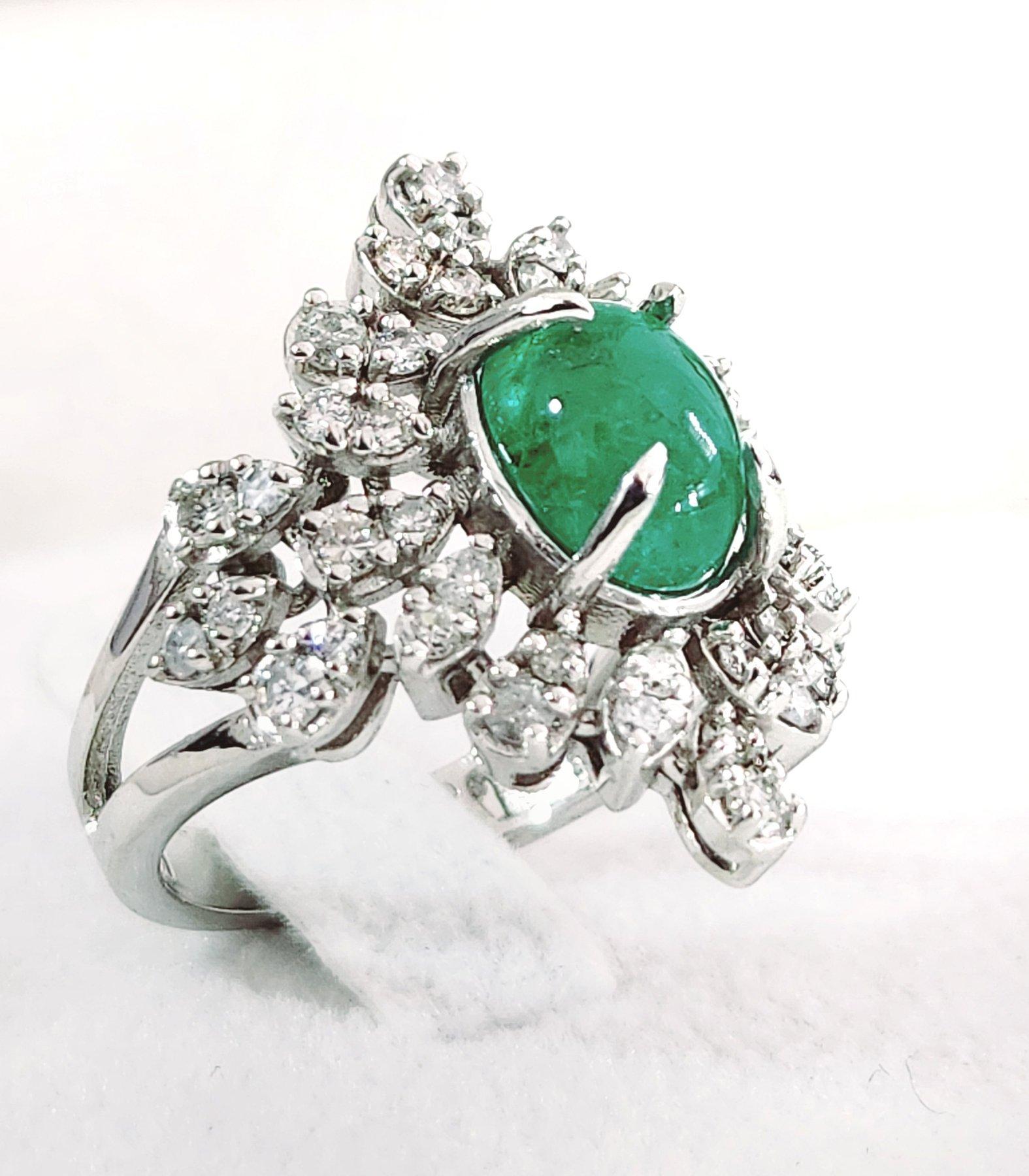 2.18 ct Cabochon Emerald Ring In New Condition For Sale In נתניה, IL