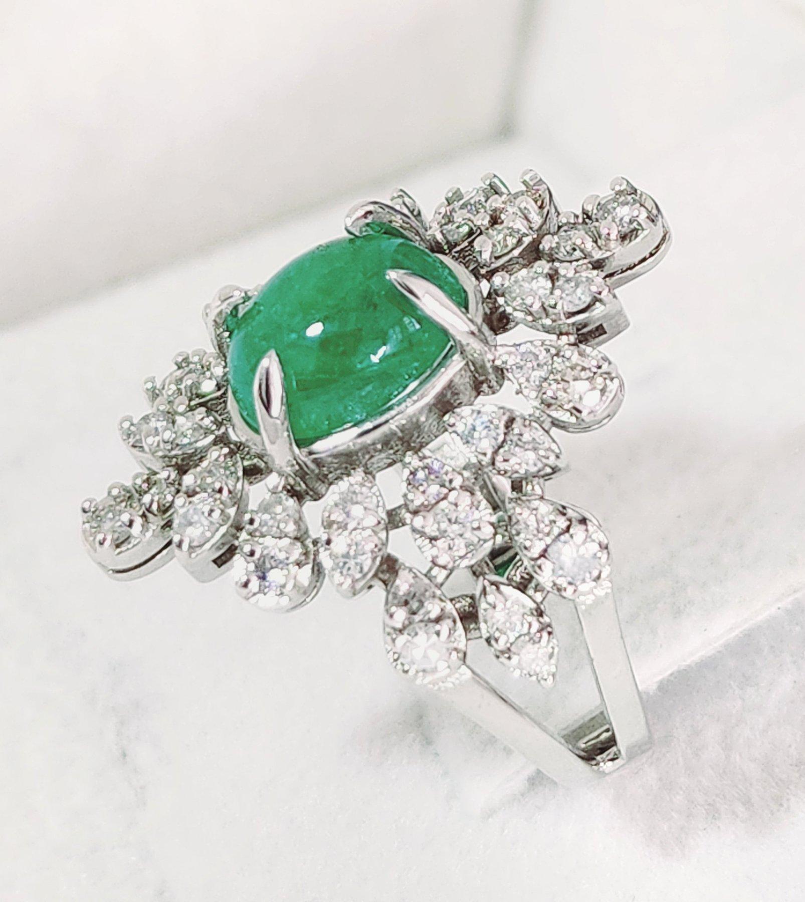 Women's 2.18 ct Cabochon Emerald Ring For Sale