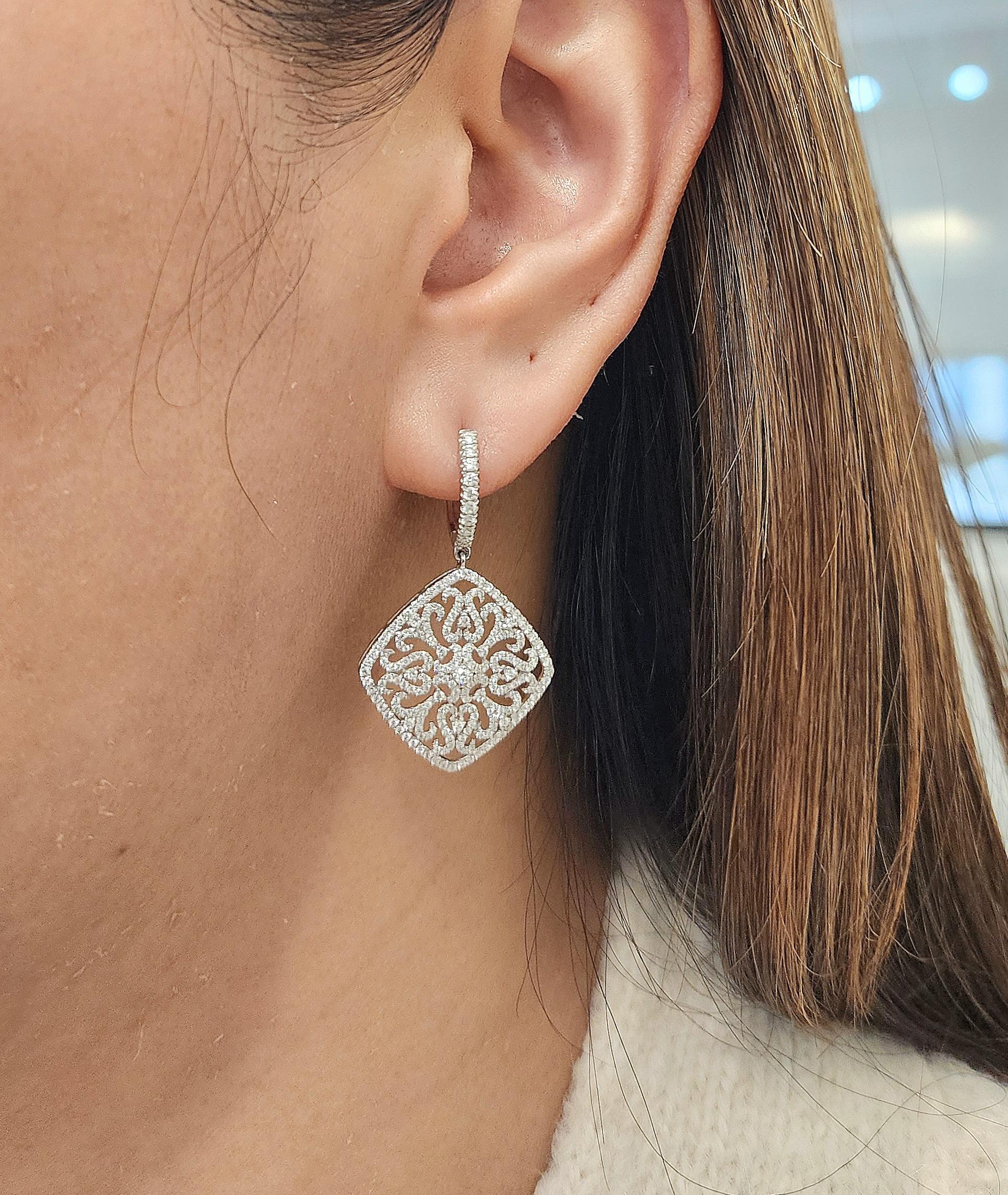Ces boucles d'oreilles pendantes en diamant de 2,18 ct feront sensation dans n'importe quelle garde-robe. Les 446 diamants de couleur F/G et de pureté VS1/VS2 seront certainement le clou de la soirée.