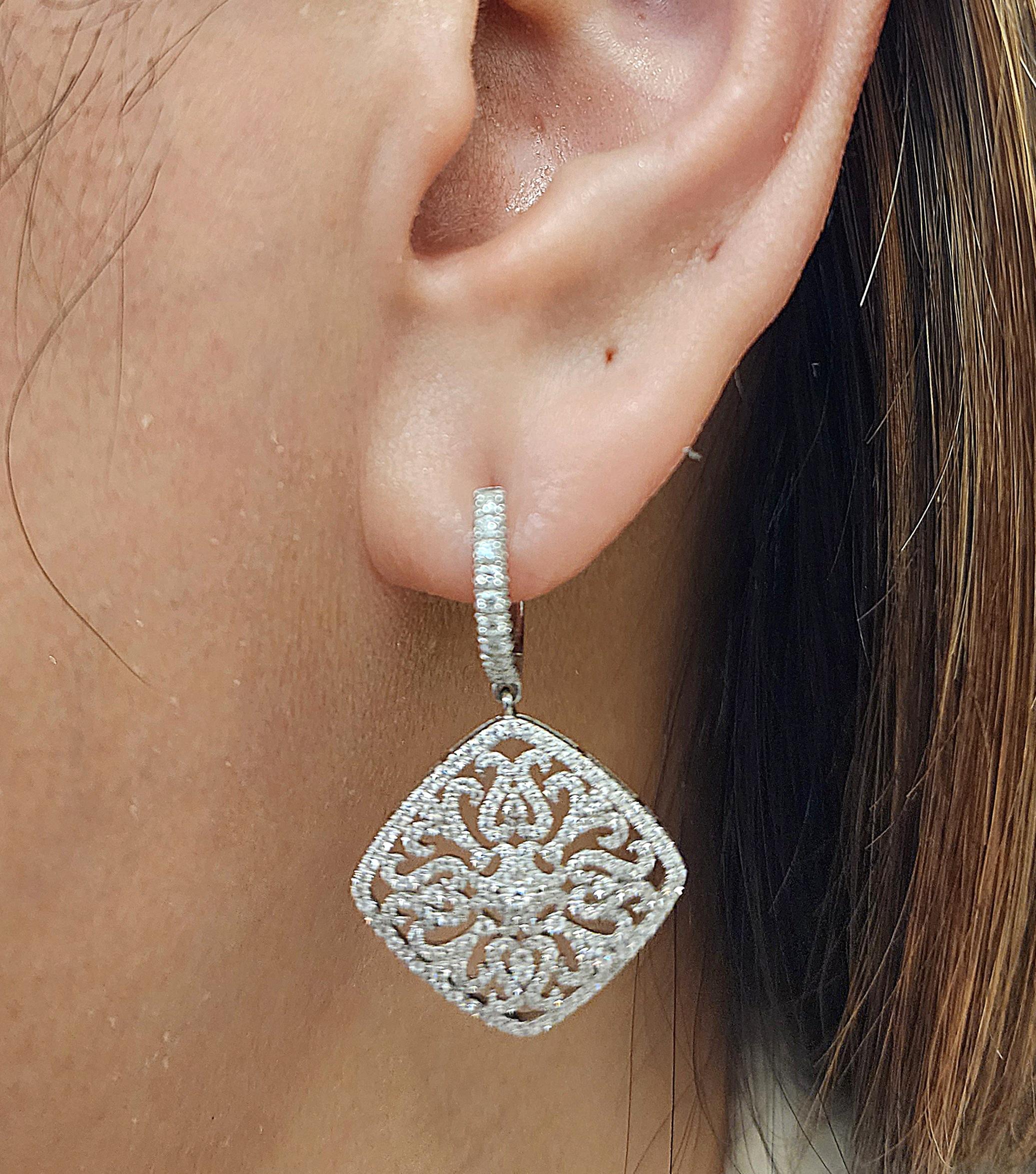 Taille ronde Boucles d'oreilles pendantes en diamant de 2.18 ct en vente