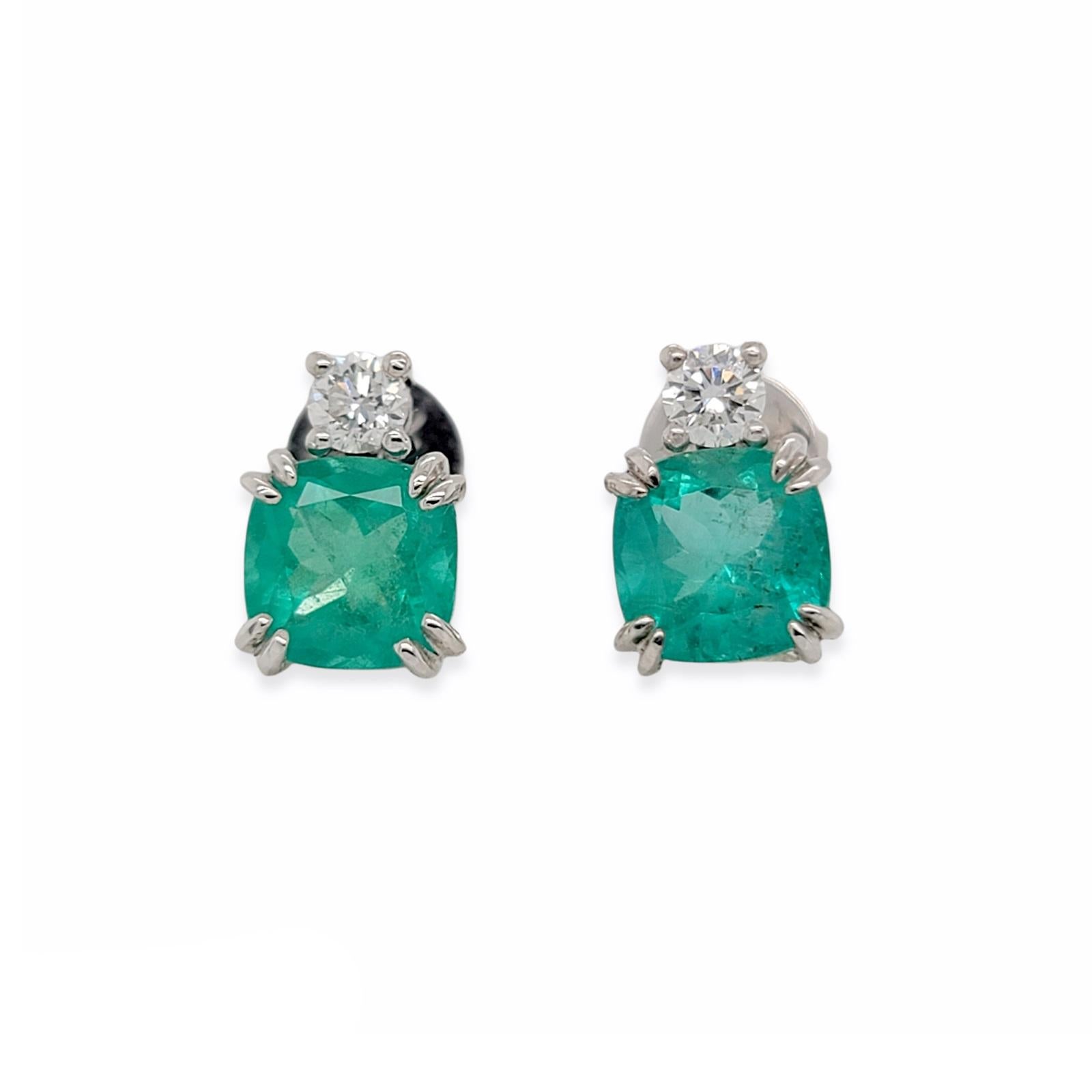 2.18 CT Natural Emerald 0.22 CT Diamonds 14K White Gold Stud Earrings In Excellent Condition For Sale In Los Angeles, CA
