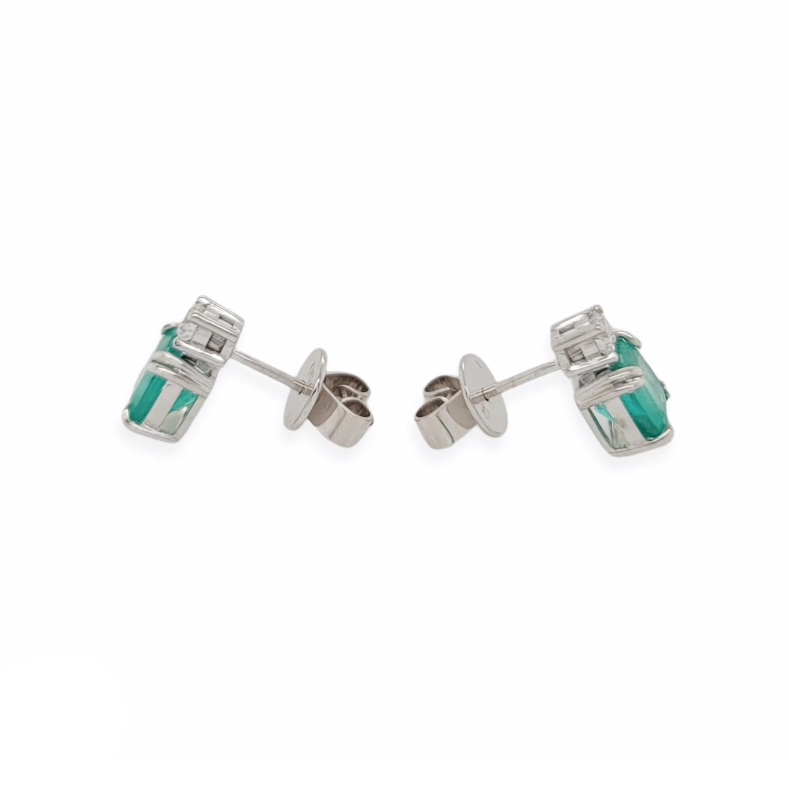 Women's or Men's 2.18 CT Natural Emerald 0.22 CT Diamonds 14K White Gold Stud Earrings For Sale